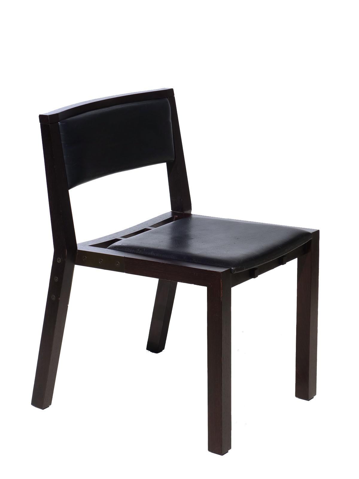 Bois, laiton chromé et cuir noir. Une belle forme architecturale avec des détails intéressants. 
Ce prototype de chaise fait partie d'une commande créée comme siège public pour l'aile Rizhelien du Louvre.