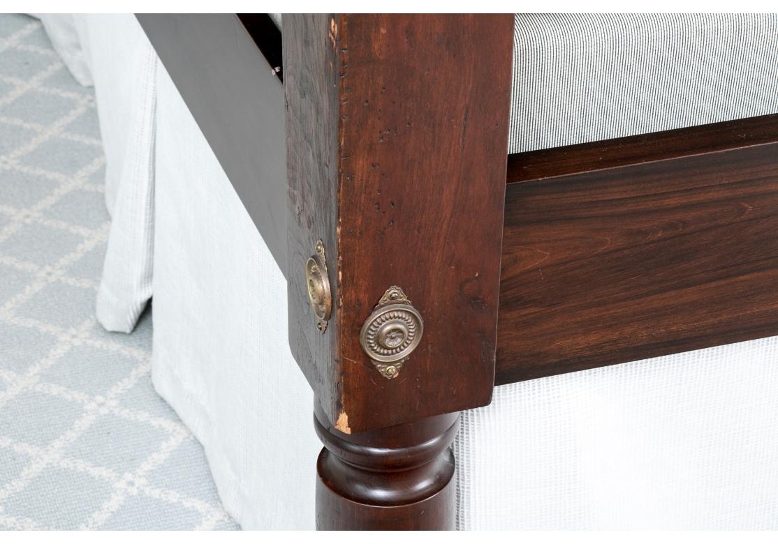 Mahagoni-Himmelbett mit vier prominenten  Kommt mit befestigten Klammern, die ein Split-King-Boxspring unterstützen. das Bett ist nicht im Lieferumfang enthalten und wird nur zu Ausstellungszwecken gezeigt. 

Abmessungen: 81