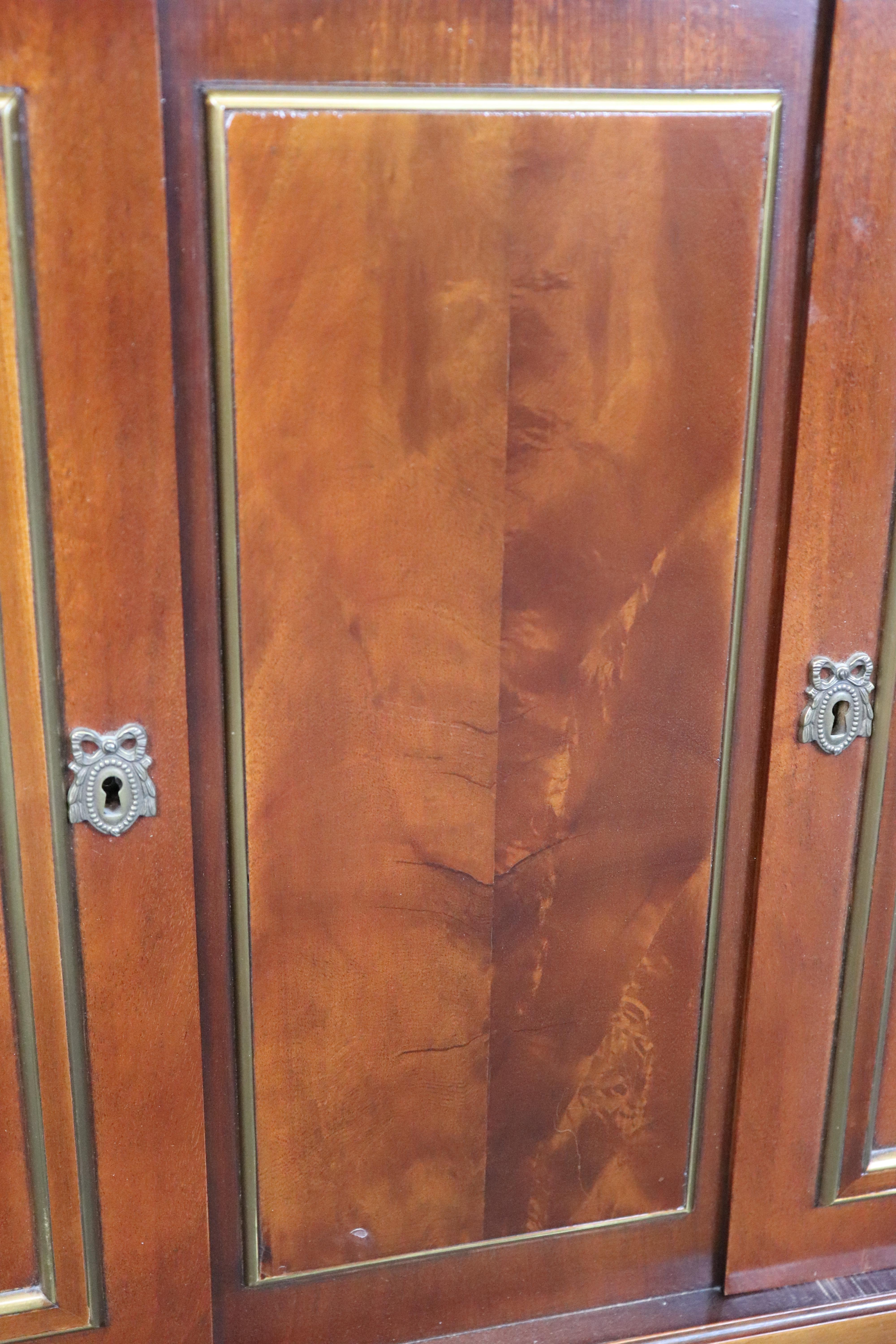 Grande credenza in mogano Luigi XVI della Maison Jansen con piano in marmo rifinito in ottone in vendita 4