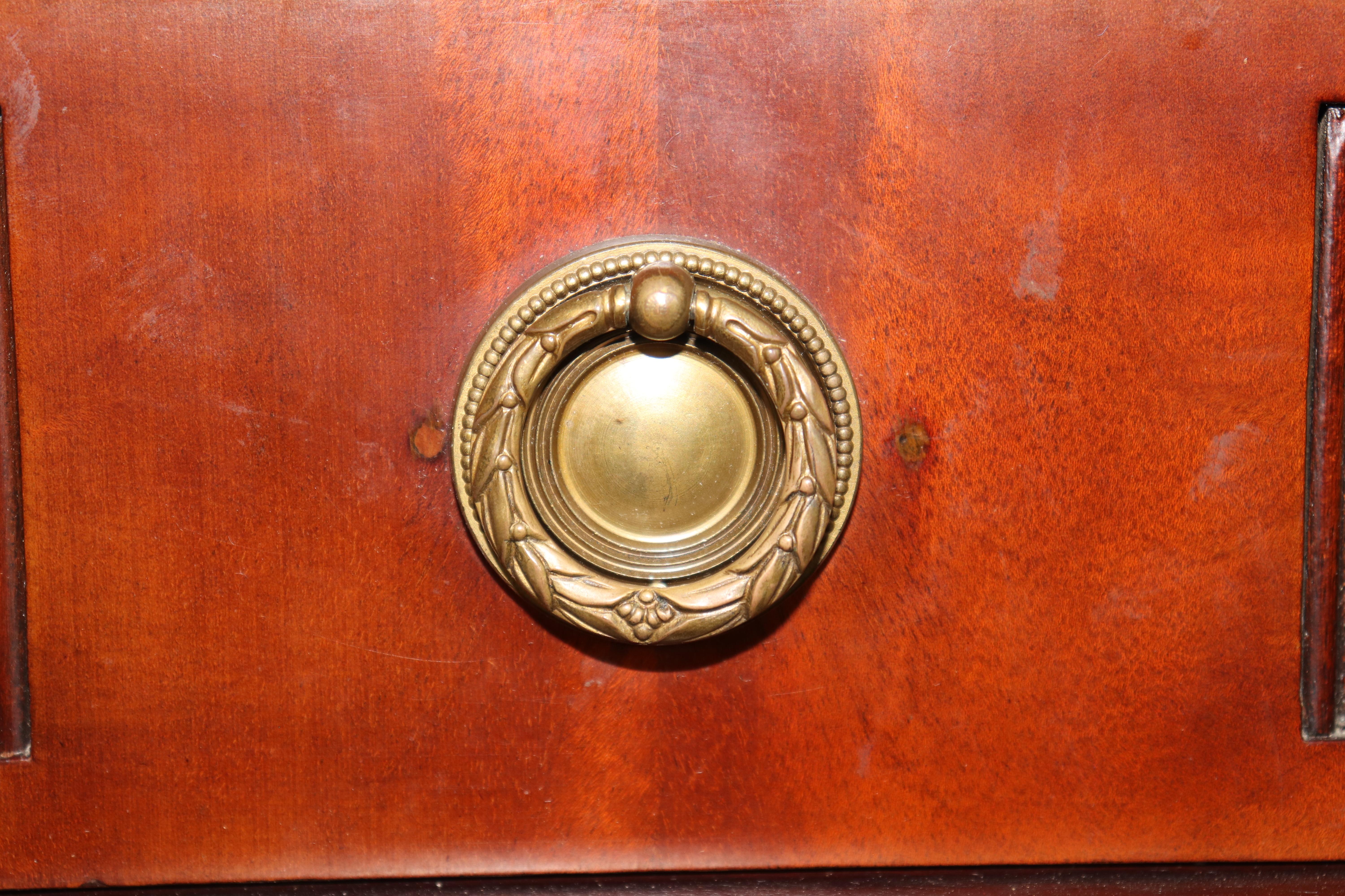 Grande credenza in mogano Luigi XVI della Maison Jansen con piano in marmo rifinito in ottone in vendita 5