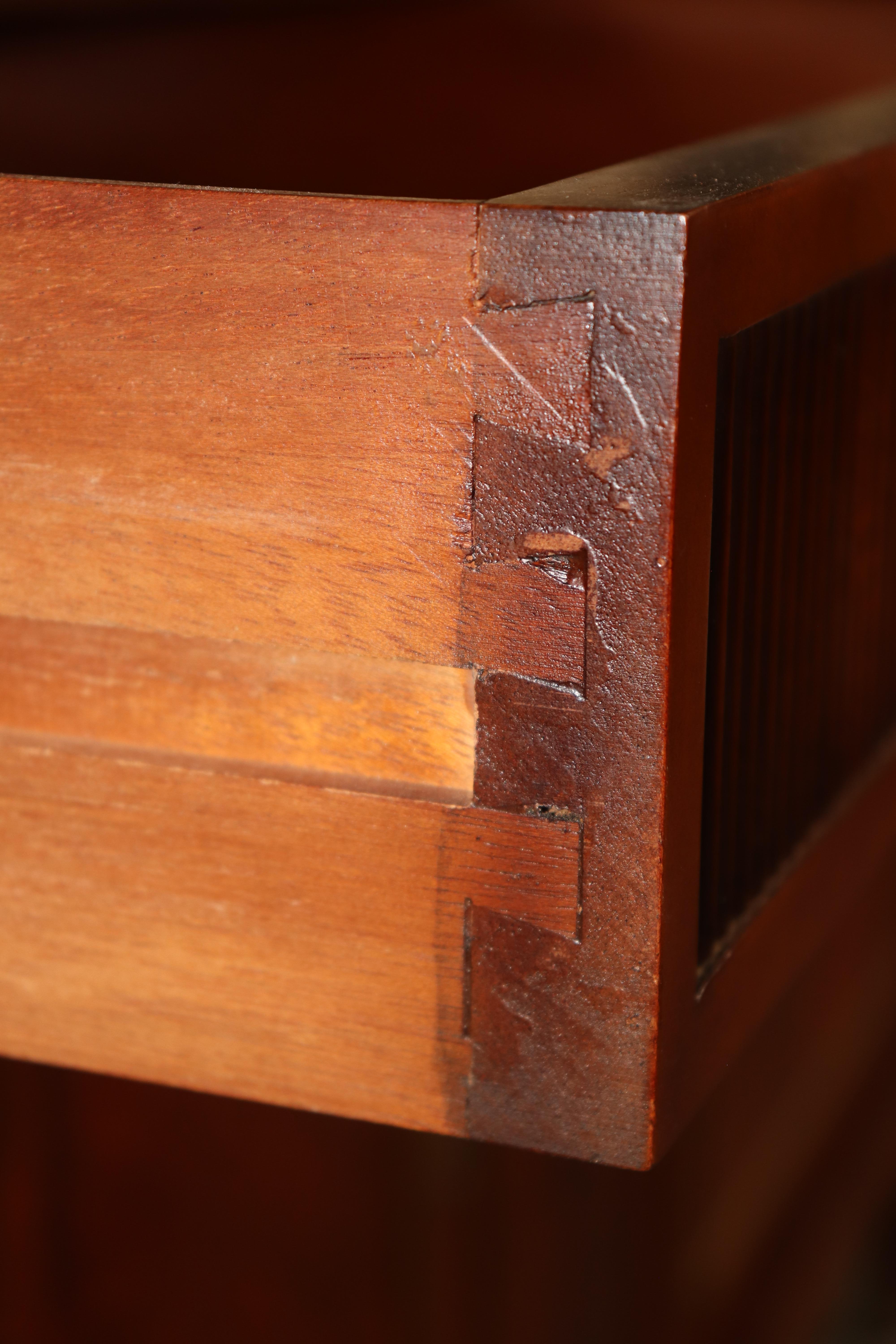 Grande credenza in mogano Luigi XVI della Maison Jansen con piano in marmo rifinito in ottone in vendita 6