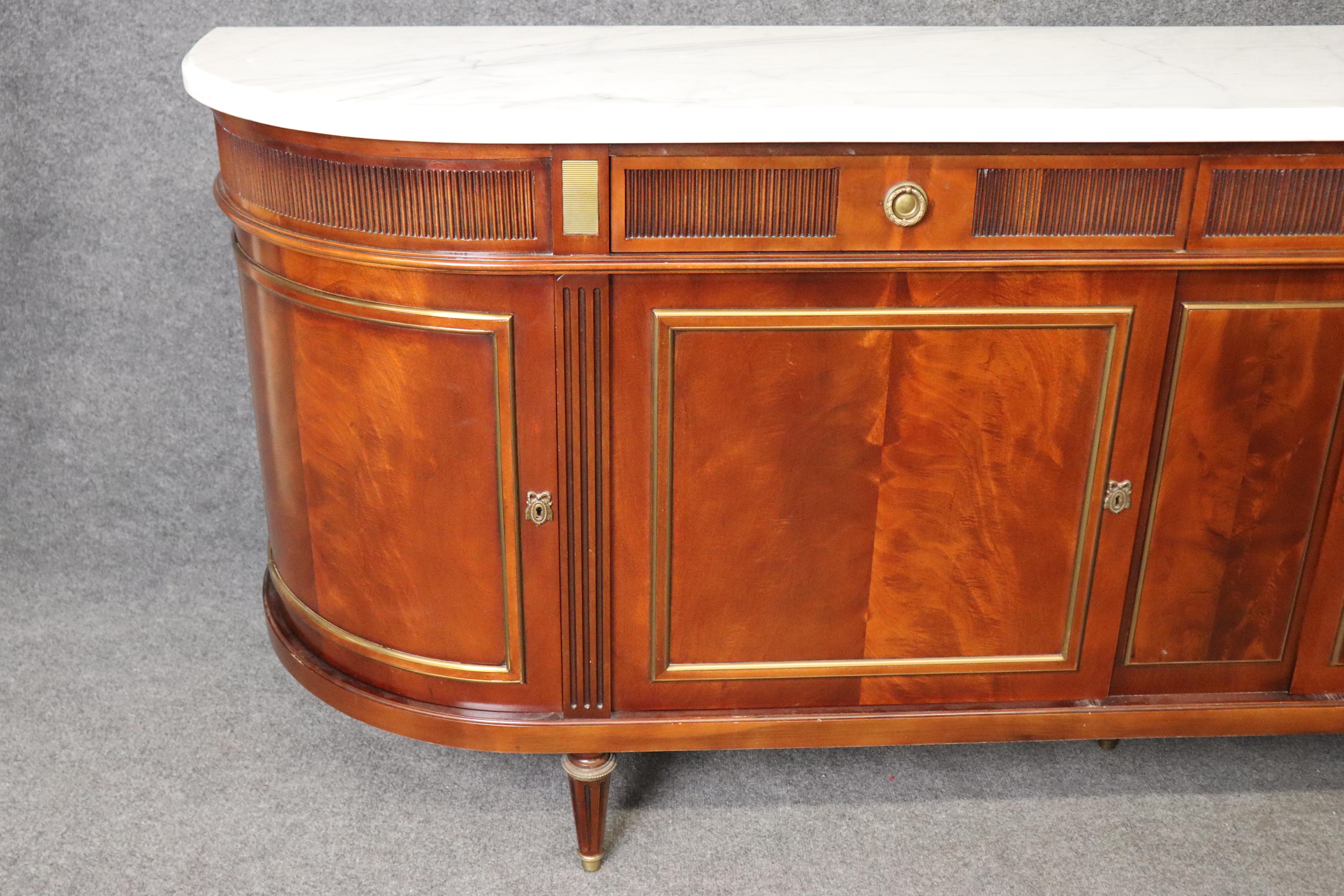 Grande credenza in mogano Luigi XVI della Maison Jansen con piano in marmo rifinito in ottone in vendita 8