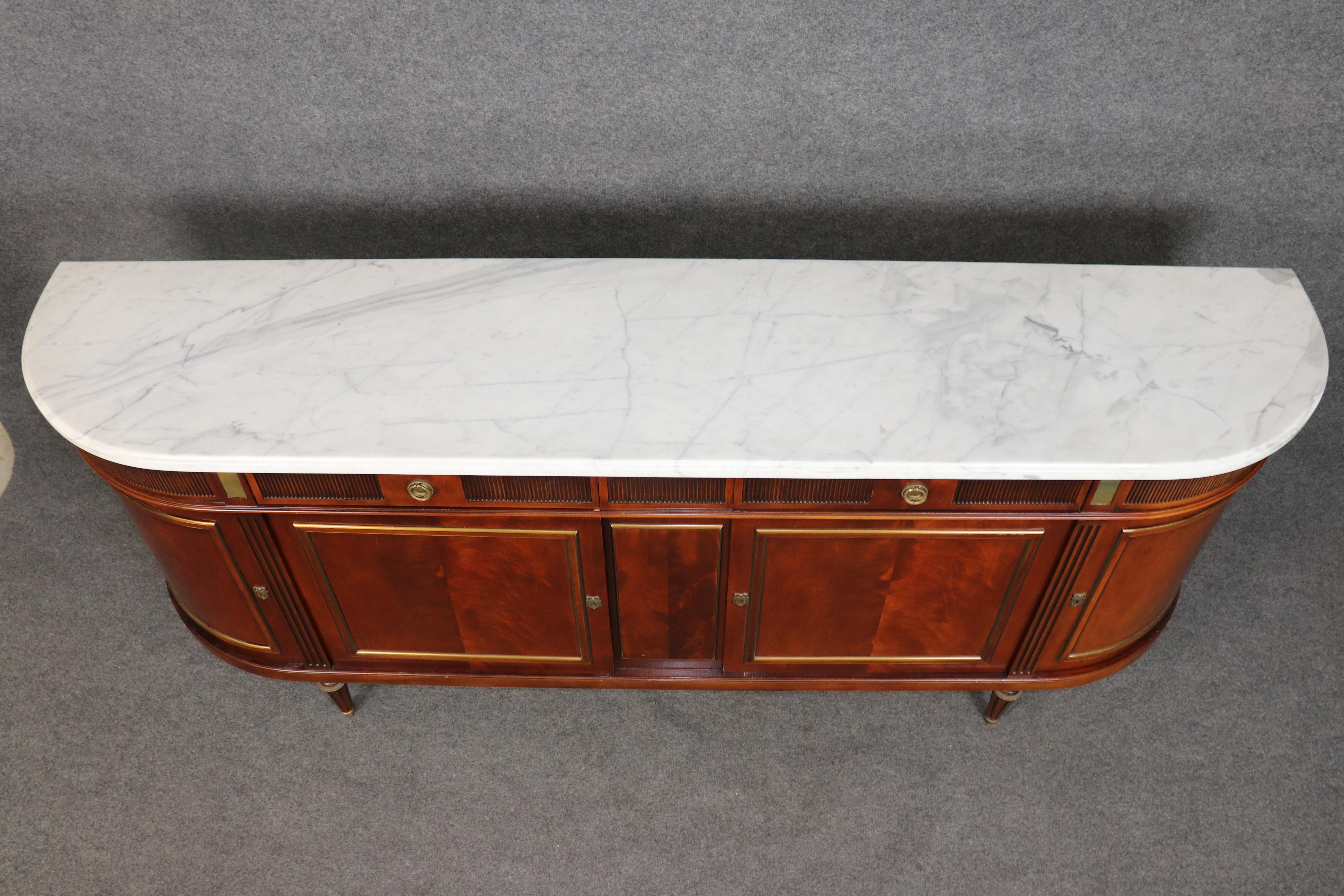Francese Grande credenza in mogano Luigi XVI della Maison Jansen con piano in marmo rifinito in ottone in vendita