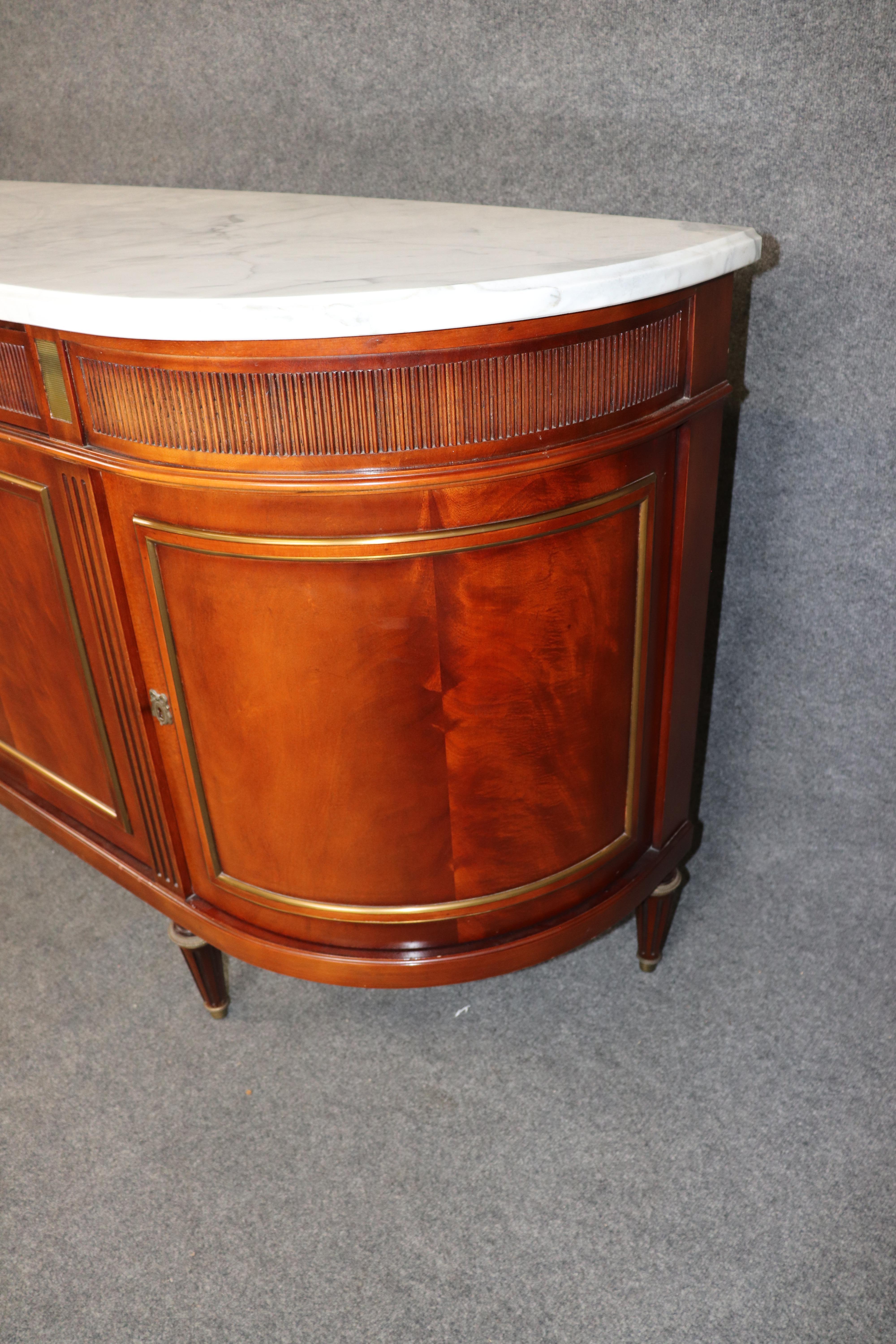 Grande credenza in mogano Luigi XVI della Maison Jansen con piano in marmo rifinito in ottone In condizioni buone in vendita a Swedesboro, NJ