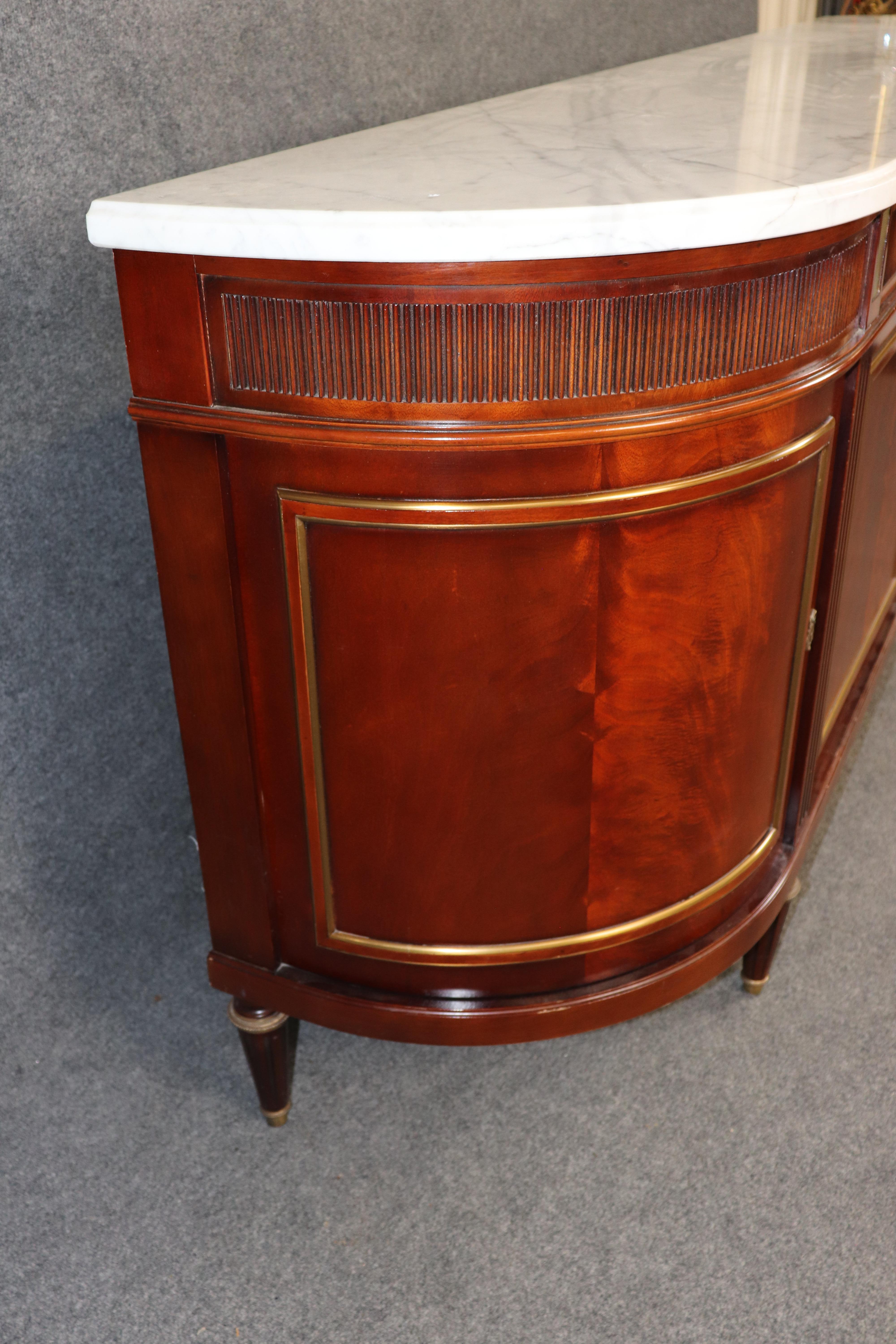 Metà XX secolo Grande credenza in mogano Luigi XVI della Maison Jansen con piano in marmo rifinito in ottone in vendita