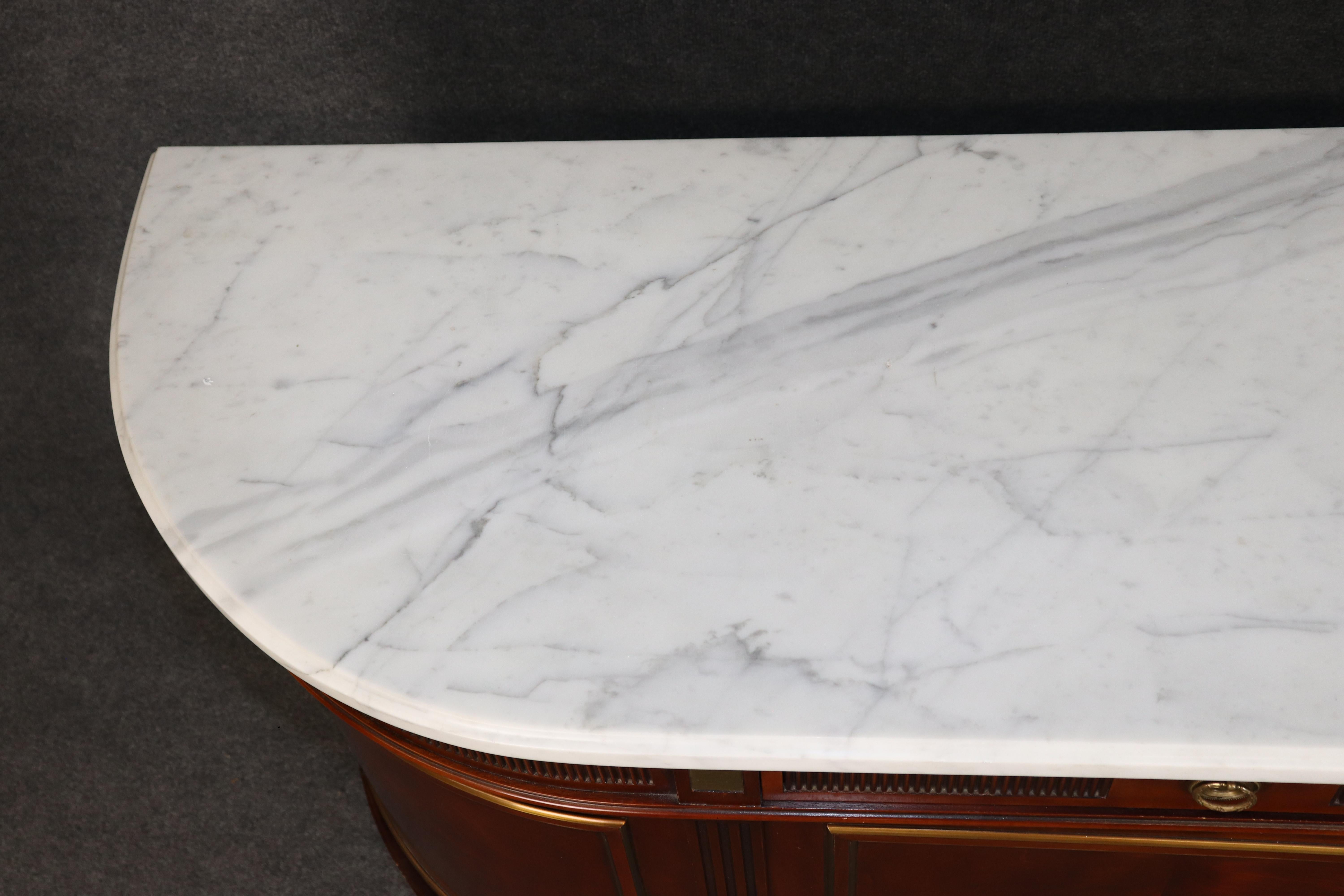 Ottone Grande credenza in mogano Luigi XVI della Maison Jansen con piano in marmo rifinito in ottone in vendita