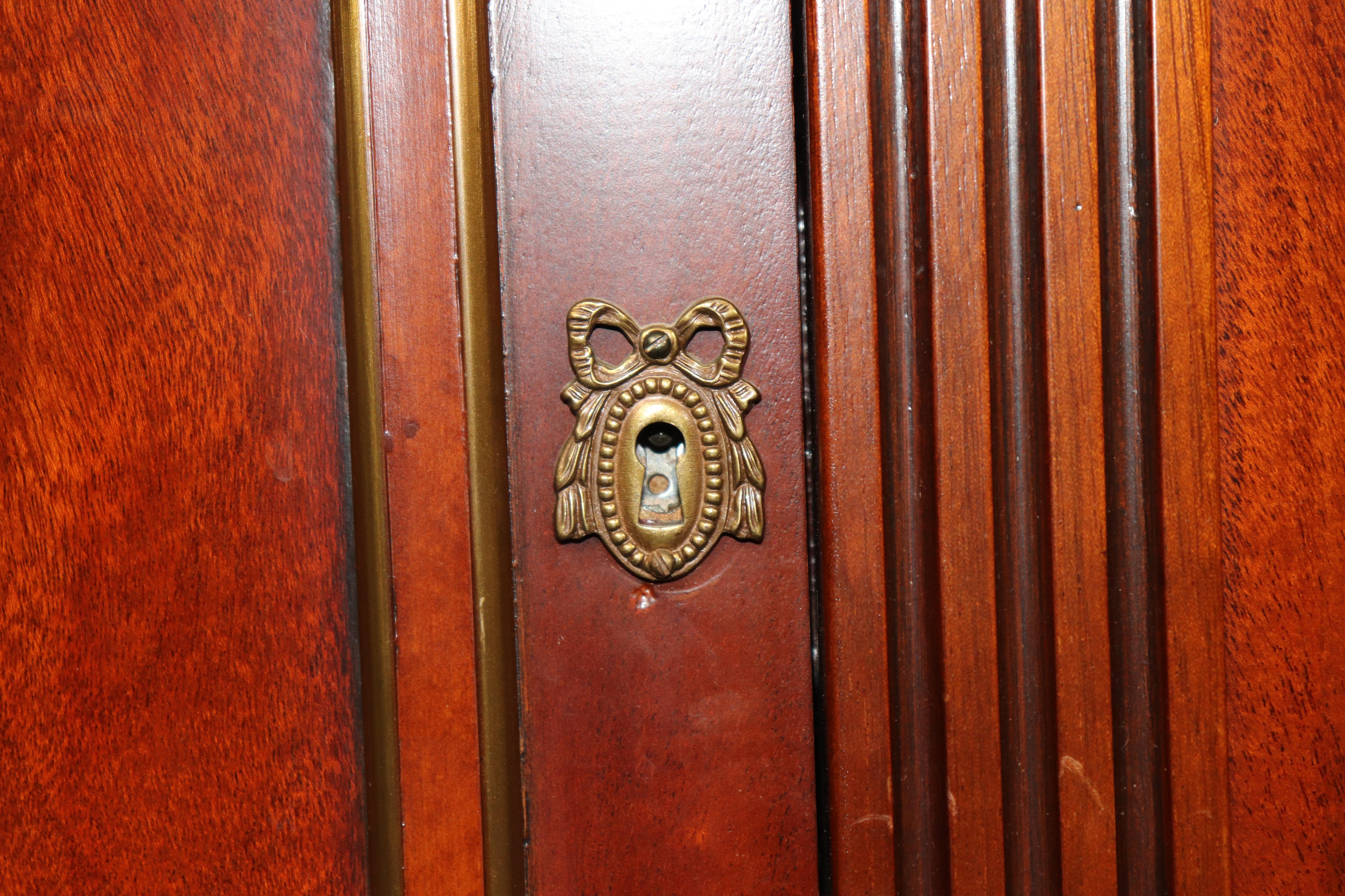 Grande credenza in mogano Luigi XVI della Maison Jansen con piano in marmo rifinito in ottone in vendita 2