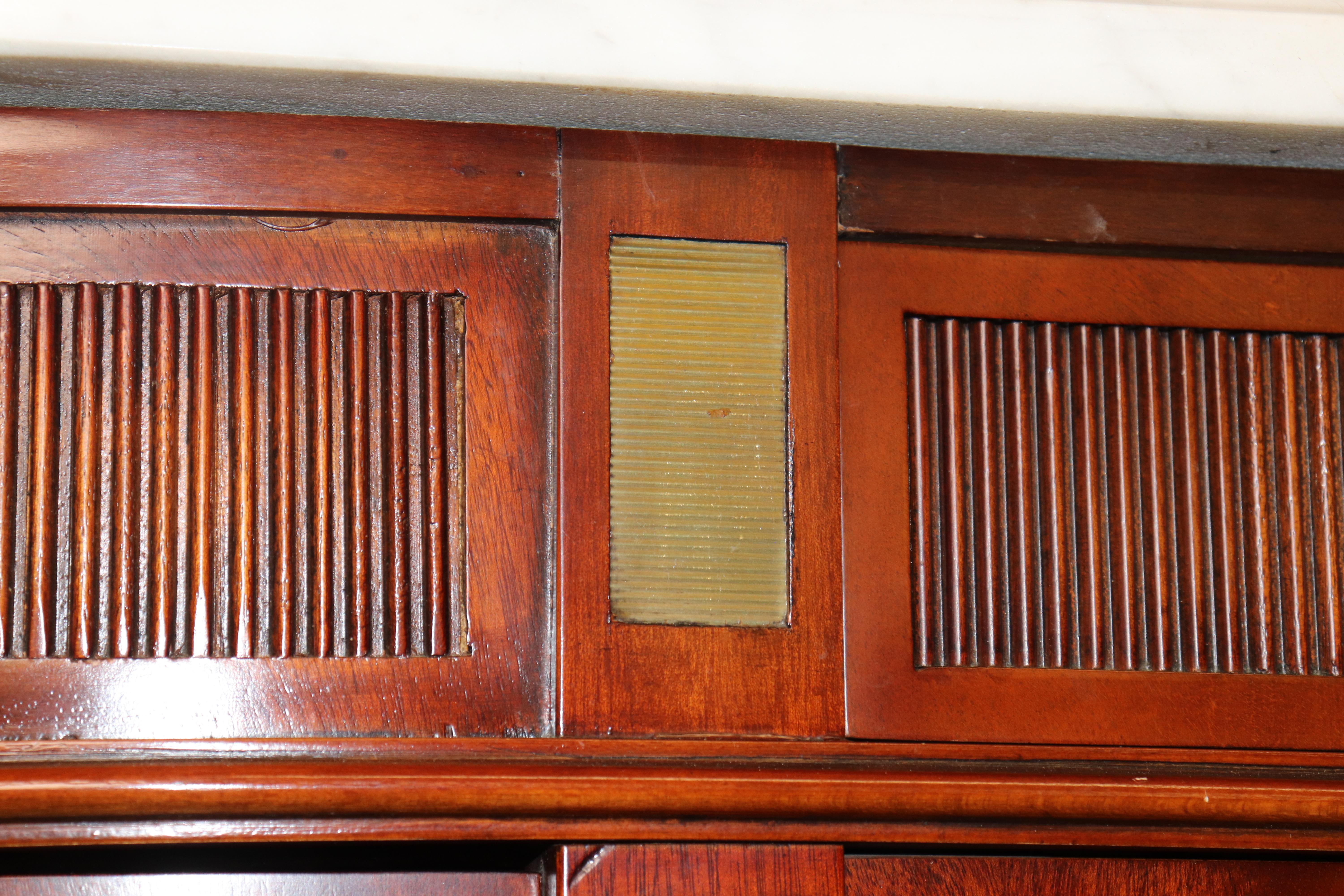 Grande credenza in mogano Luigi XVI della Maison Jansen con piano in marmo rifinito in ottone in vendita 3