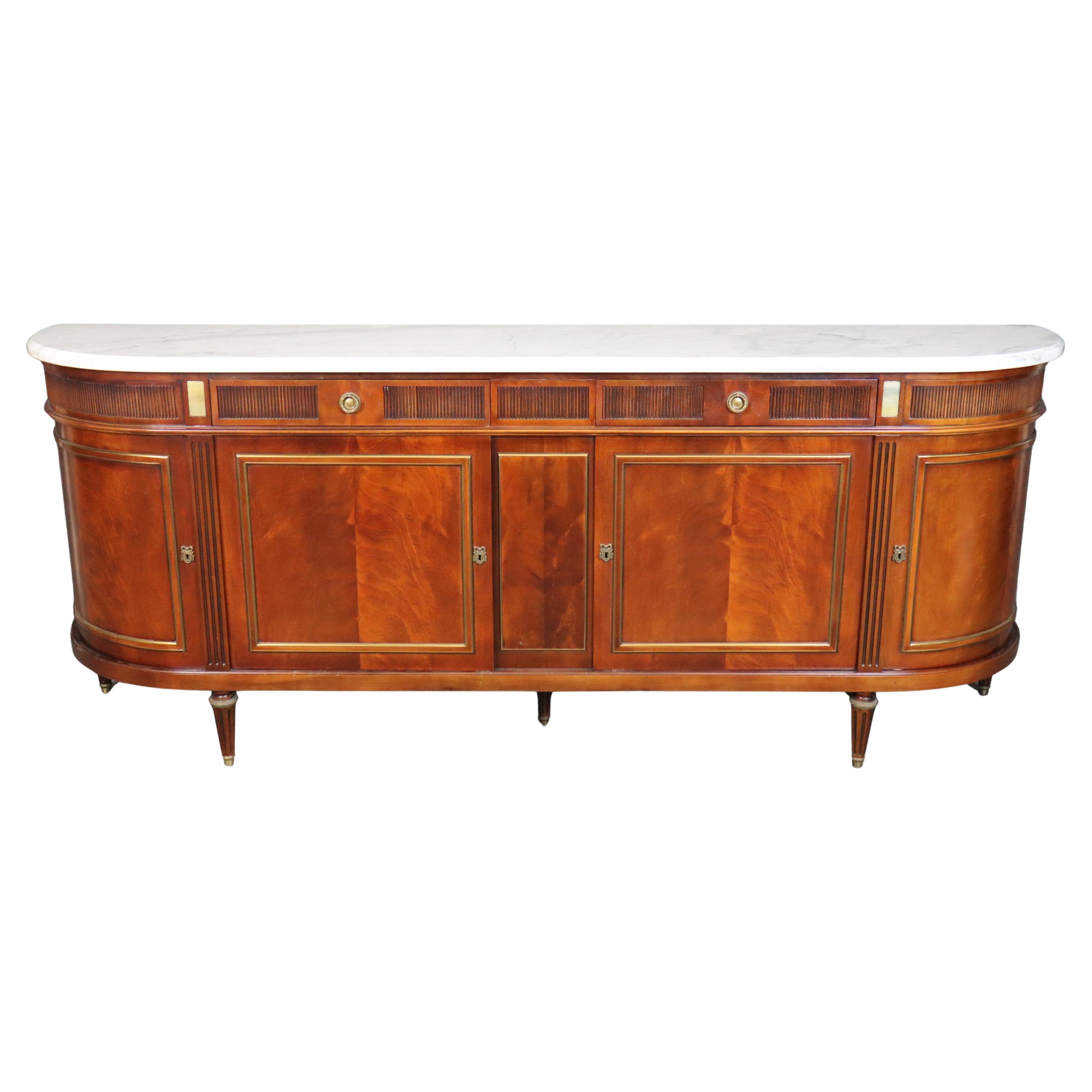 Grande credenza in mogano Luigi XVI della Maison Jansen con piano in marmo rifinito in ottone in vendita