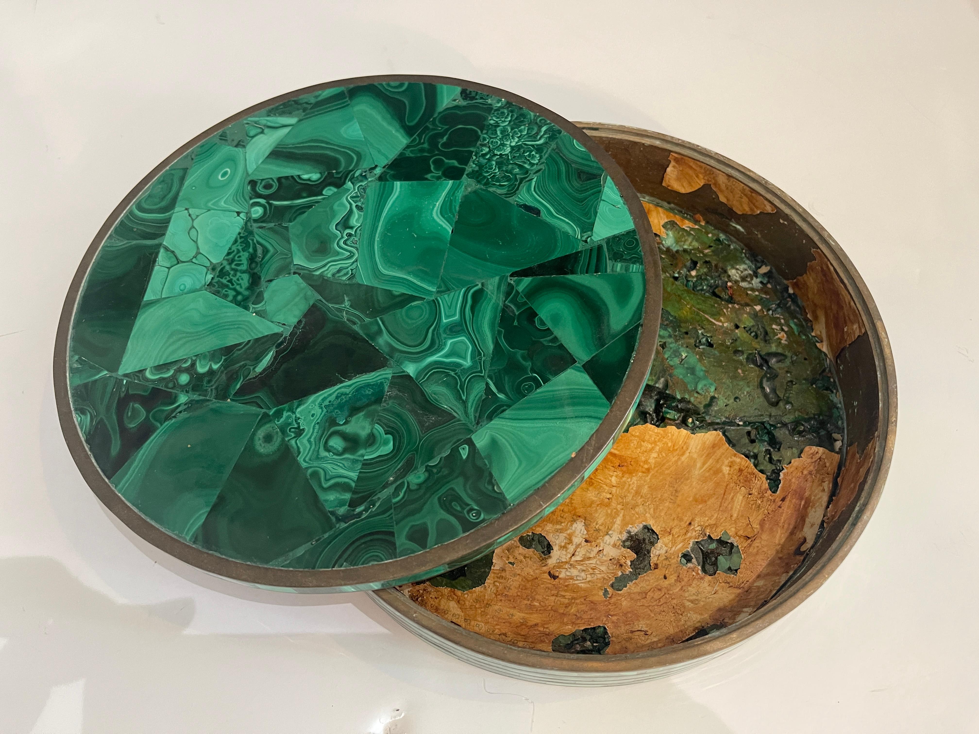 Grand Malachit-Steinschachtel mit Messingbändern, 8,5