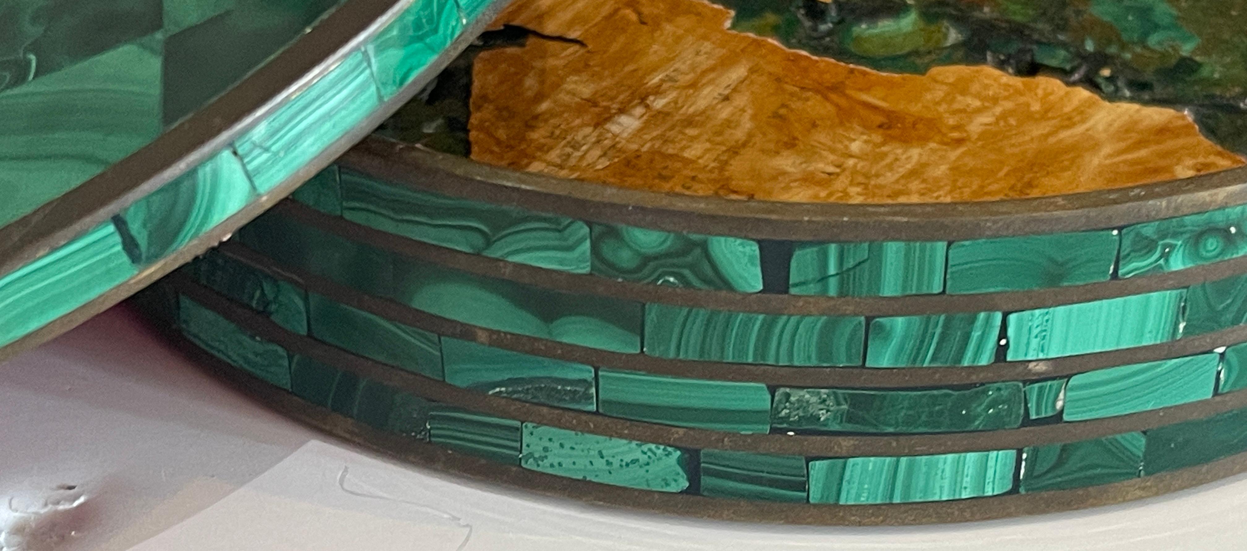 Grand Malachit-Steinschachtel mit Messingbändern, 8,5