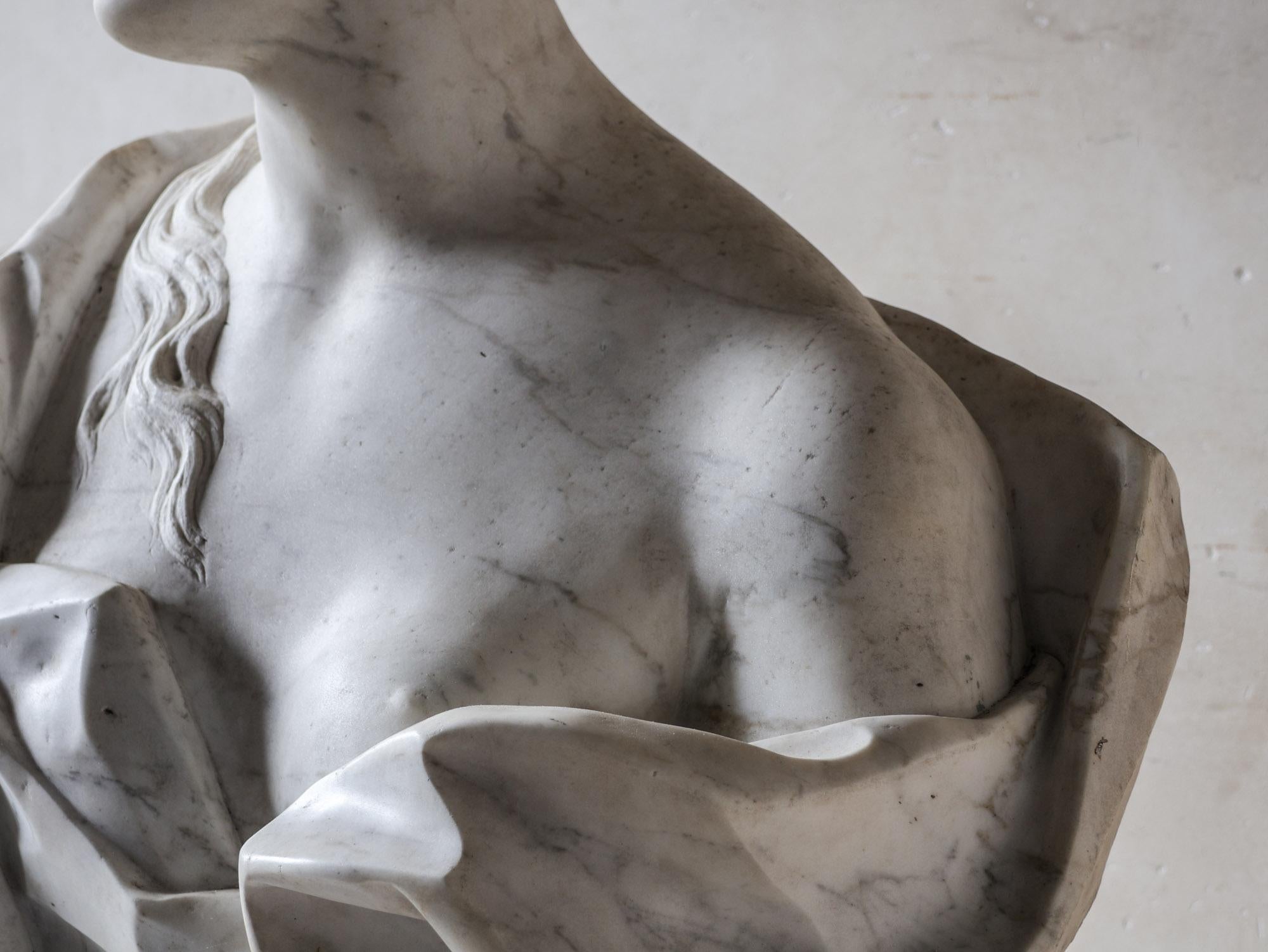 Grand Marble Bust of Omphale with Hercules' Lion Skin – Amsterdam, c. 1740 For Sale 5