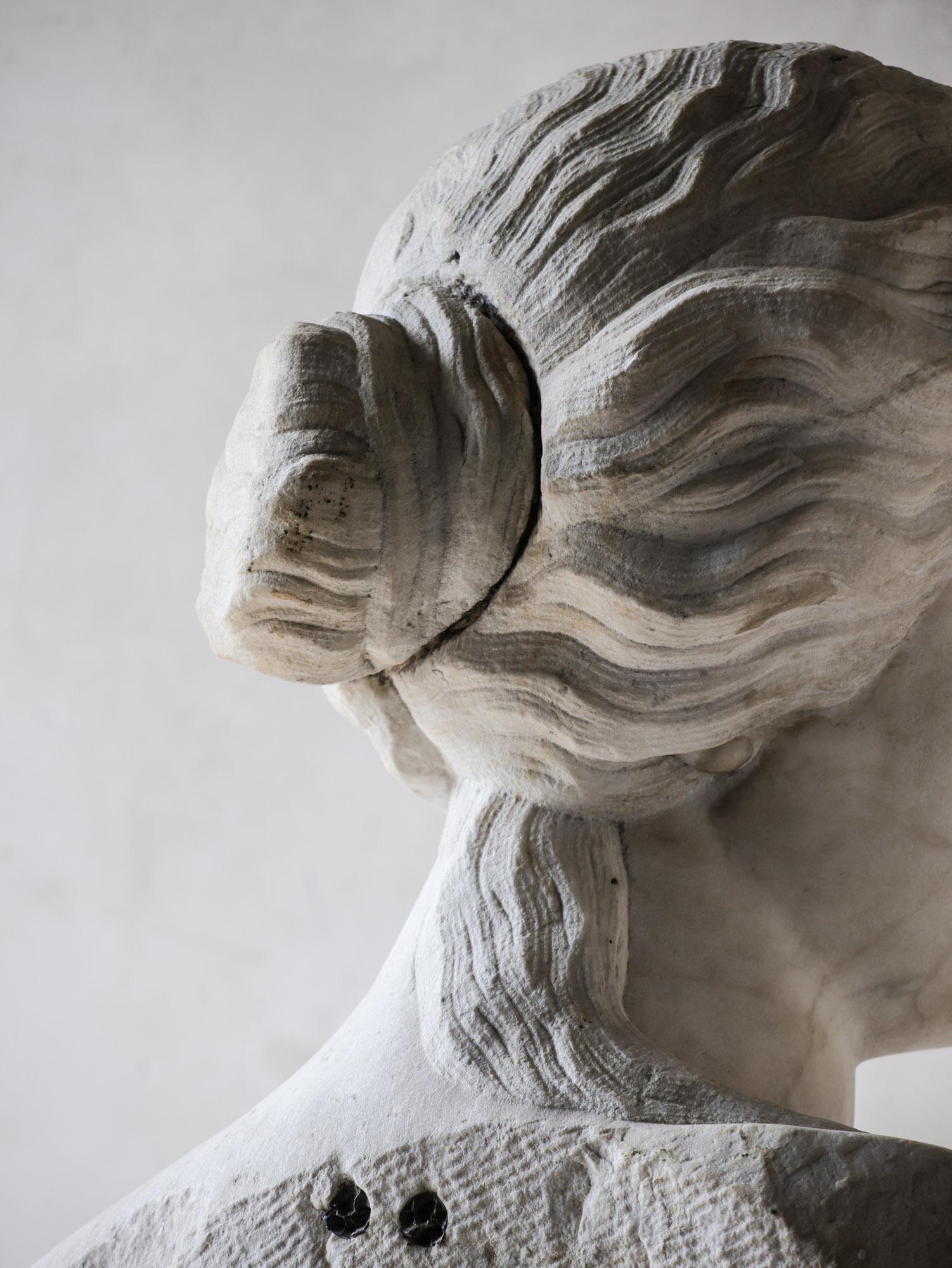 Grand Marble Bust of Omphale with Hercules' Lion Skin – Amsterdam, c. 1740 For Sale 10