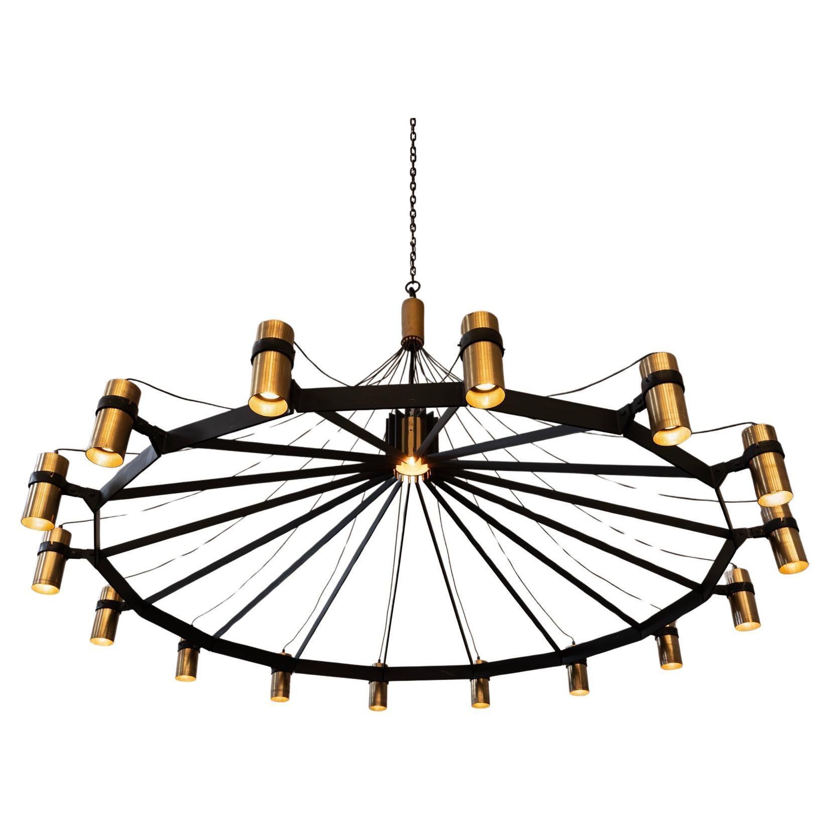 Gran araña de mediados de siglo de latón y metal 360 cm/142 pulg. en venta