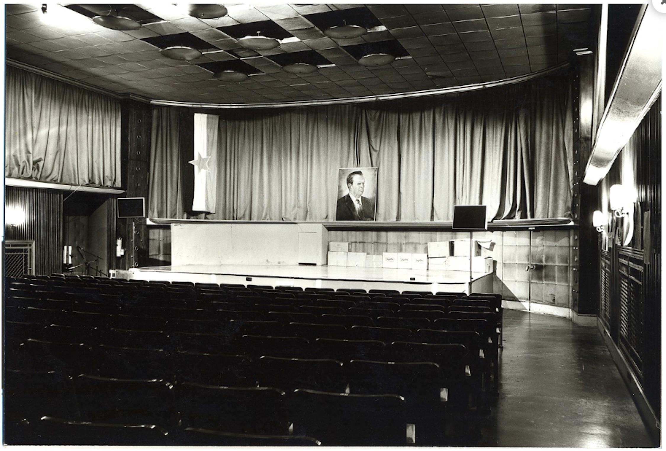 Lampada da soffitto Grand Mid-Century Flush Mount Uplight di Filmcasino Vienna, anni '50 in vendita 4