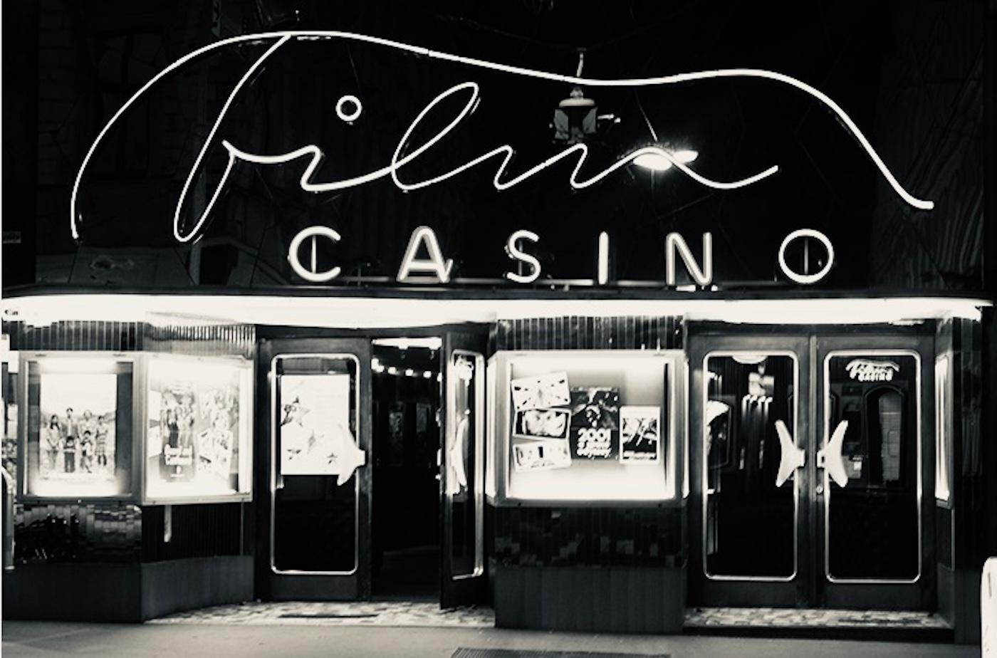 Lámpara de techo empotrable Grand Mid-Century Flush Mount Uplight de Filmcasino Vienna, años 50 Latón