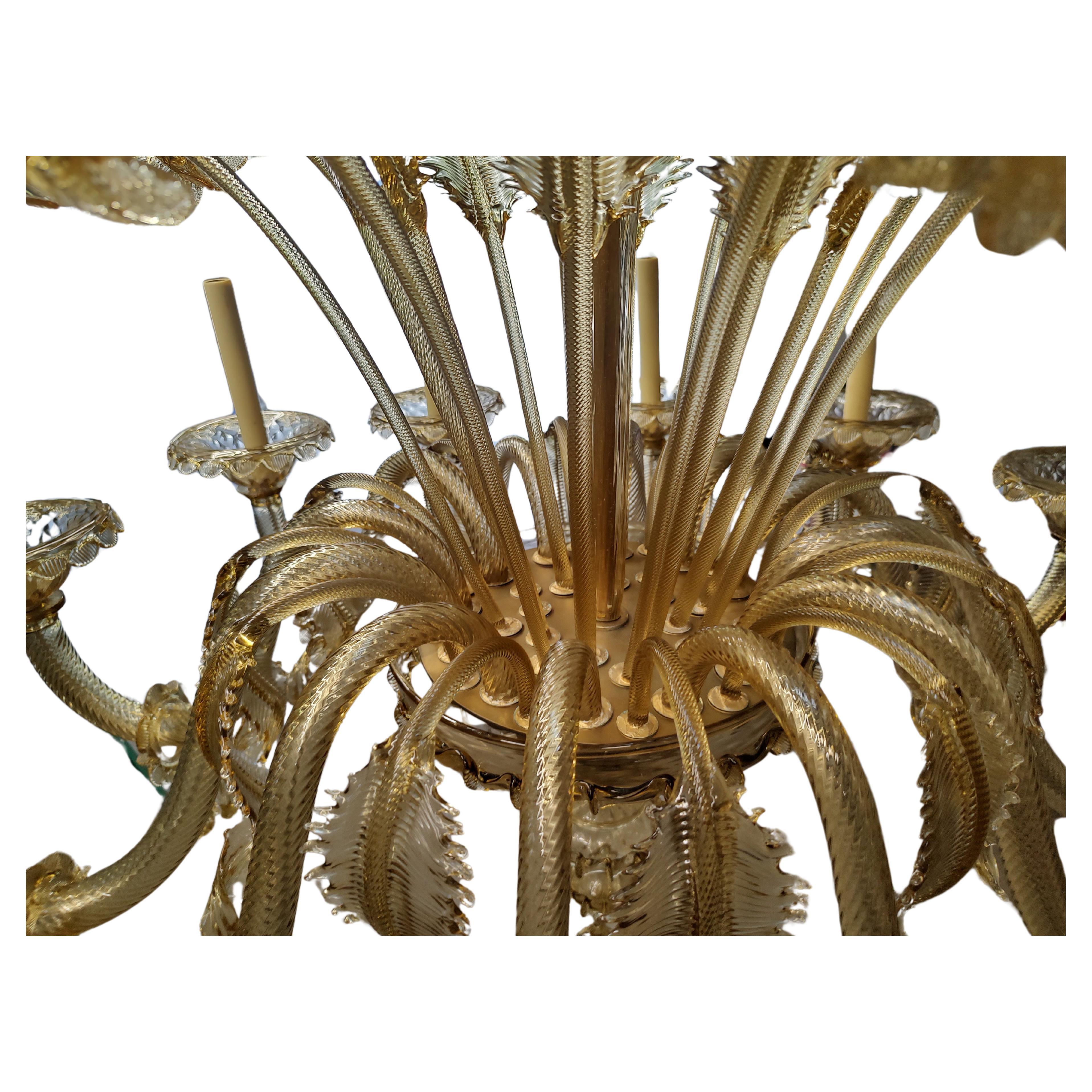 Hollywood Regency Grande lampadario italiano scultoreo a 12 bracci di Murano della metà del secolo scorso in vendita