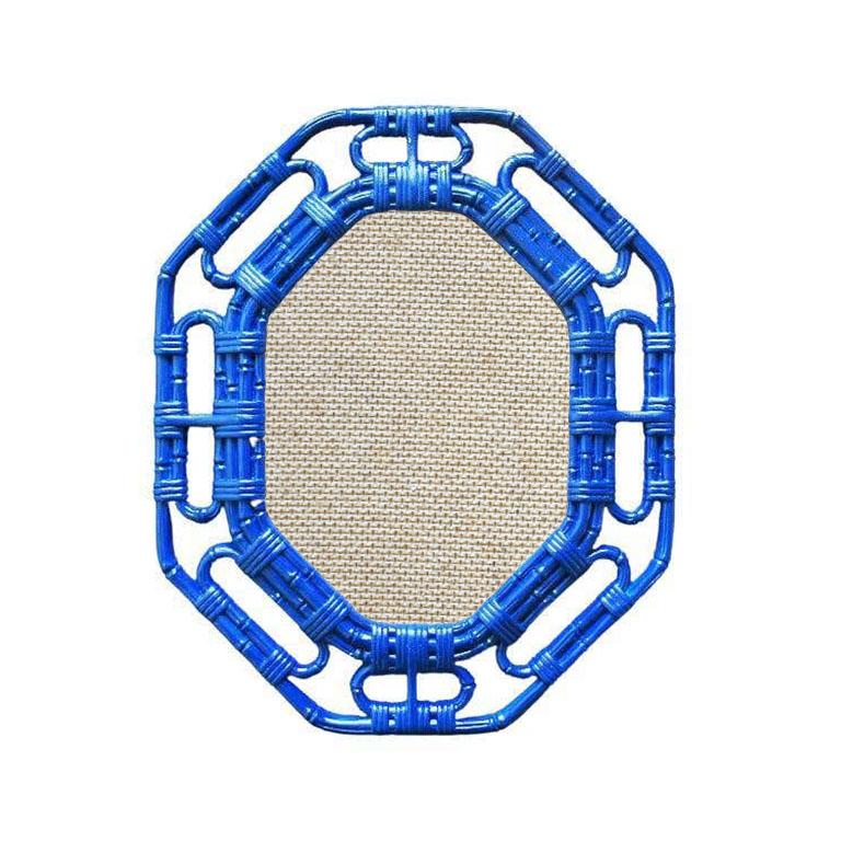 Marco de fotos para colgar de bambú sintético lacado en azul Grand Millennial Chinoiserie