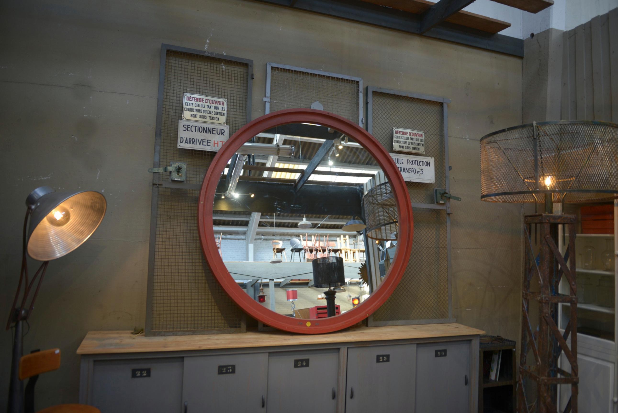 Grand Miroir Rond Industriel en bois 1920

Ancien grand moule de fonderie en bois début 20ème, patine rouge d'origine