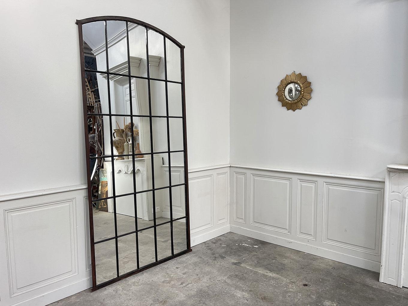 Ce grand miroir en arche ou miroir d’orangerie date des années 1930.
Sur ses 2 mètres 45 de hauteur, ce miroir vintage en fonte est une pièce de décoration superbe provenant d'une ancienne brasserie.
Extrêmement bien conservé, ce grand miroir