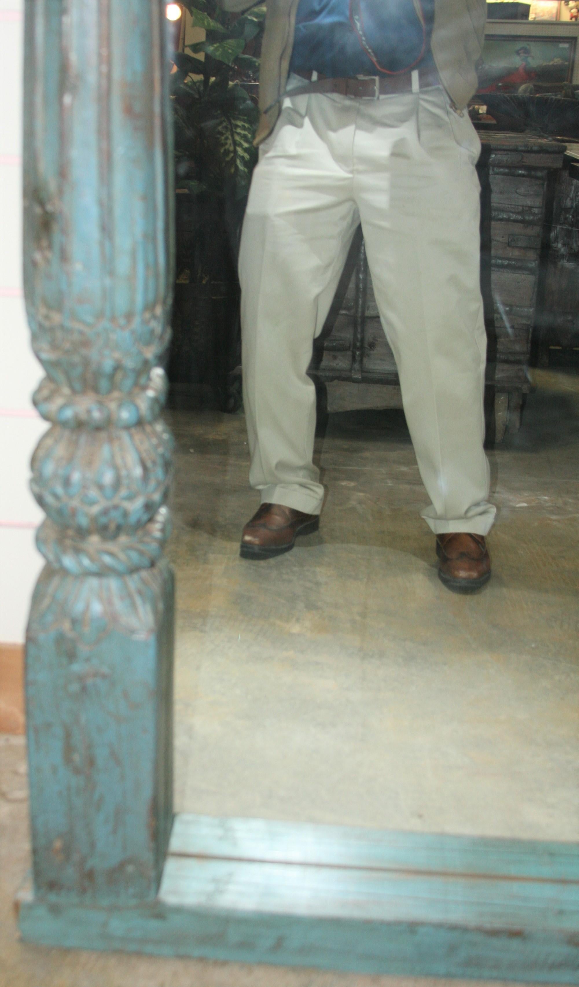 Grande specchio con finestra aperta in legno massiccio di teak proveniente da un castello della fine del XIX secolo in vendita 1