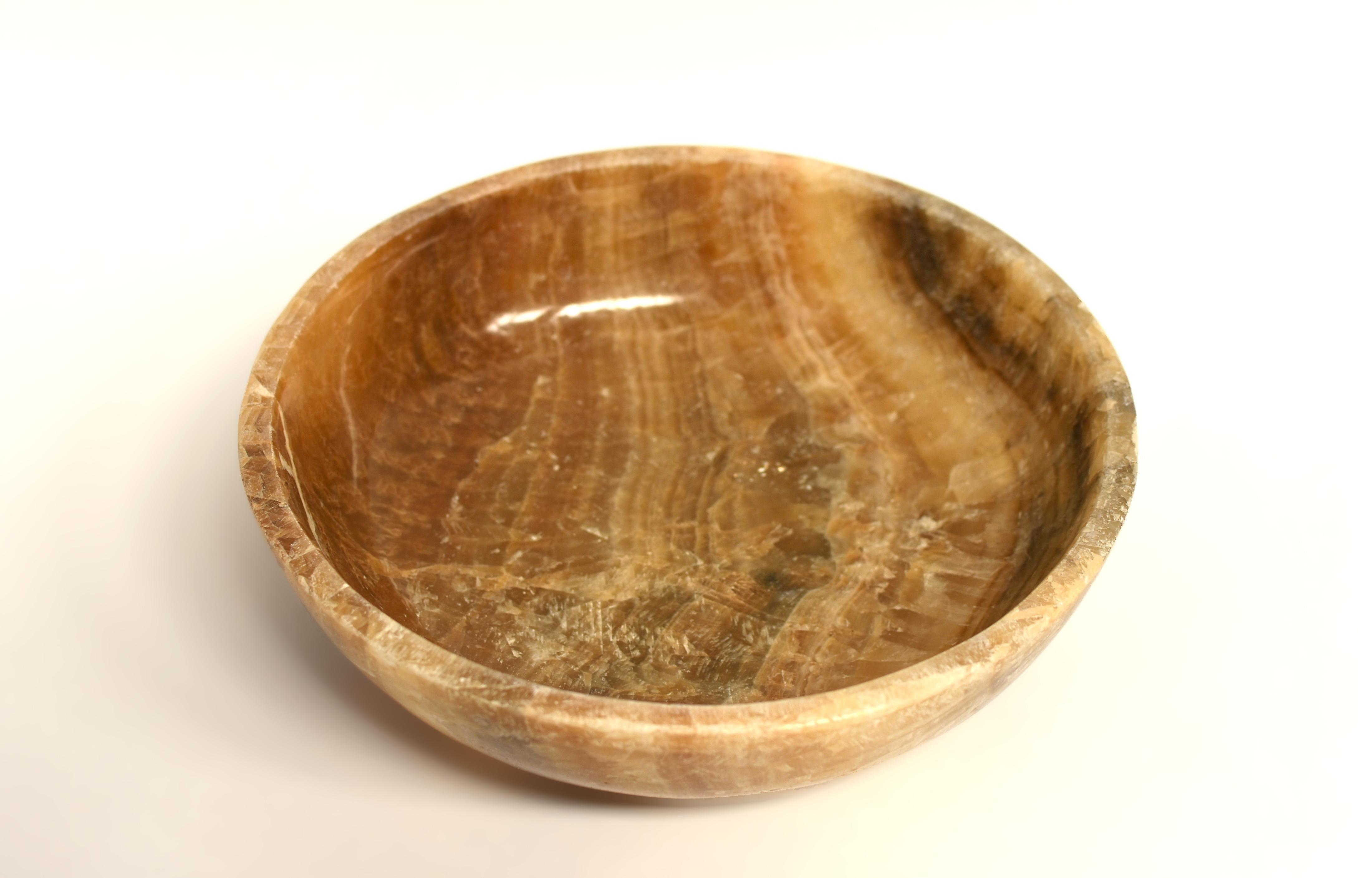 Cette étonnante coupe ronde de 9.45 pouces témoigne de la beauté de la pierre naturelle. Fabriqué en onyx naturel massif de qualité supérieure, il présente un jeu captivant de teintes crème, caramel, noires et rousses. Le veinage complexe de la