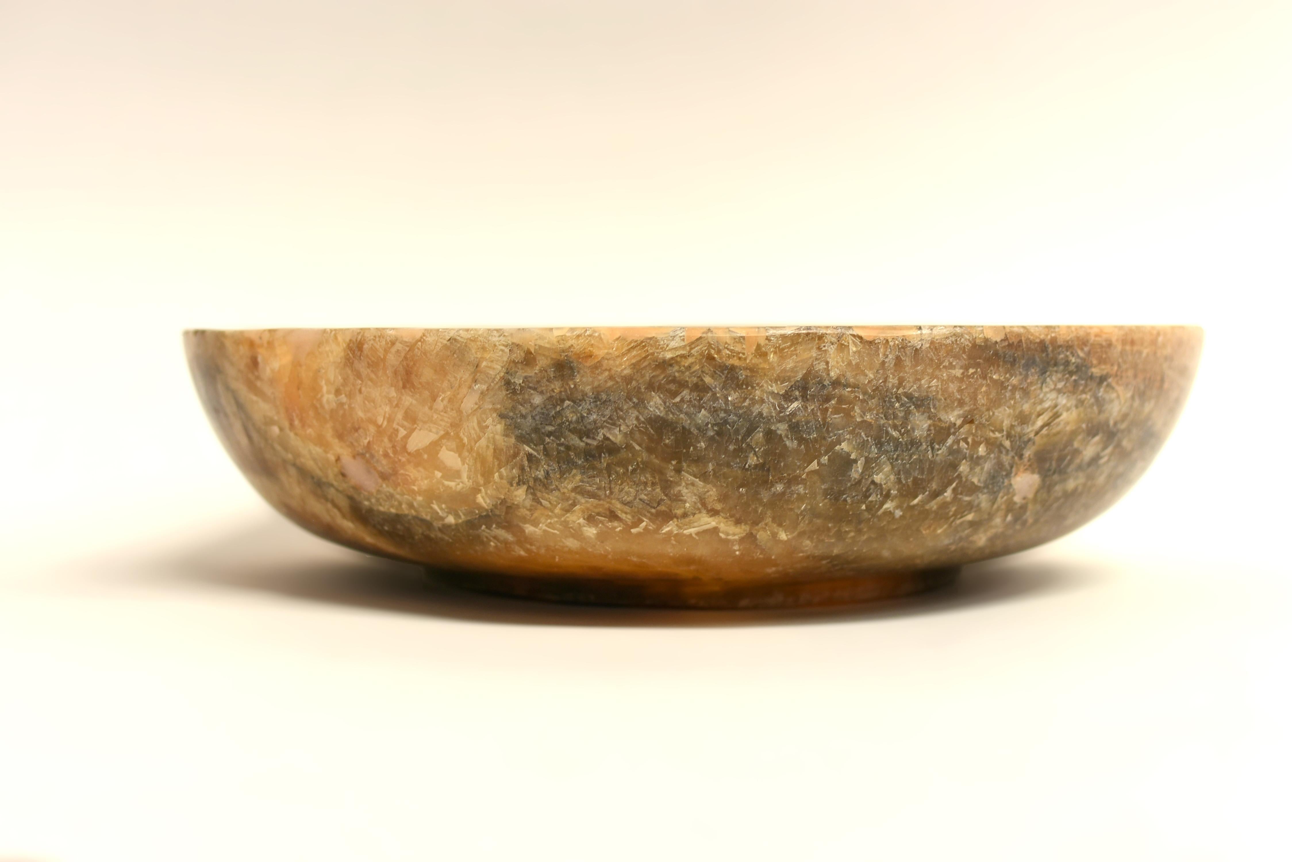 Este asombroso cuenco redondo de 12 cm es un testimonio de la belleza de la piedra natural. Elaborado con ónice natural macizo de la mejor calidad, presenta una cautivadora interacción de tonos crema, perla, oro y rojizo. El intrincado veteado de la