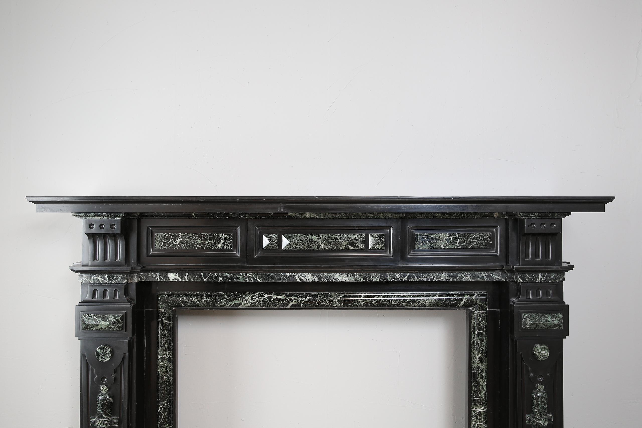 Belga Grande camino antico neoclassico in marmo nero e verde in vendita