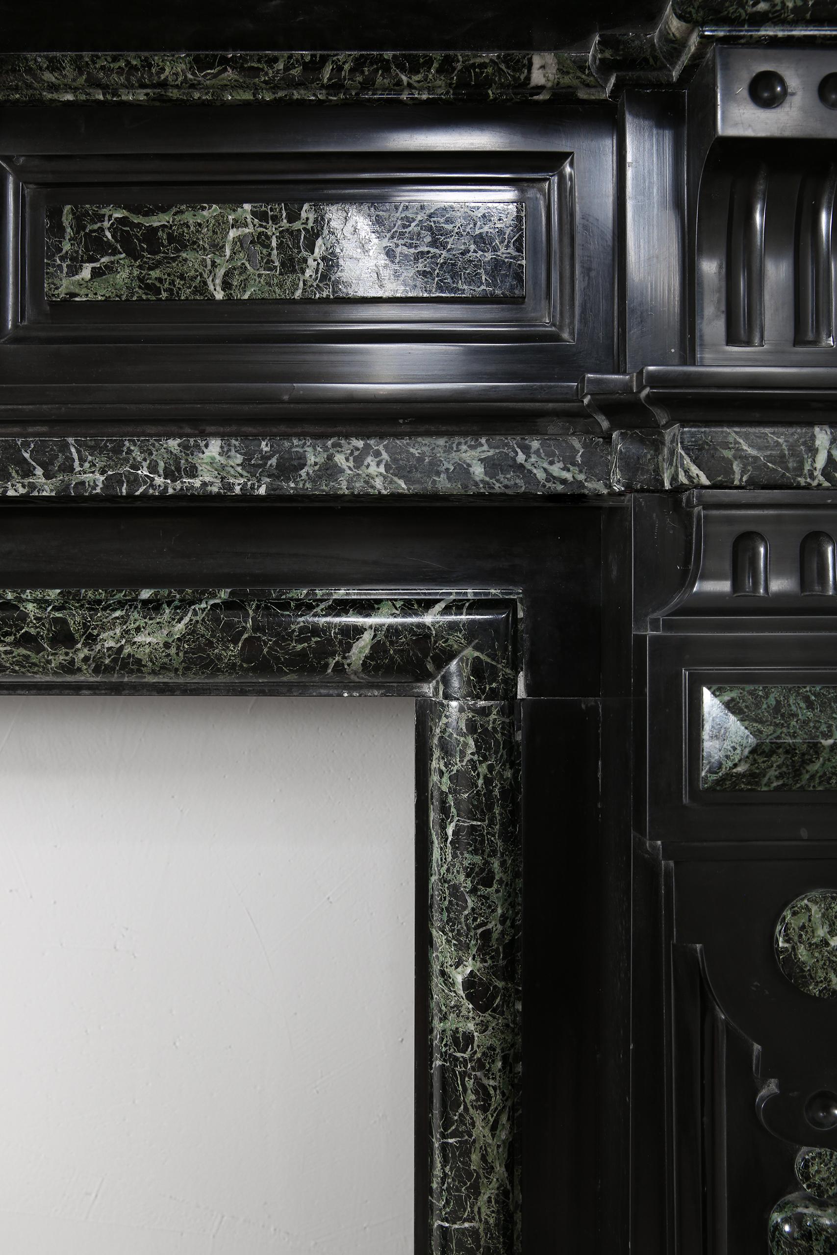 XIX secolo Grande camino antico neoclassico in marmo nero e verde in vendita