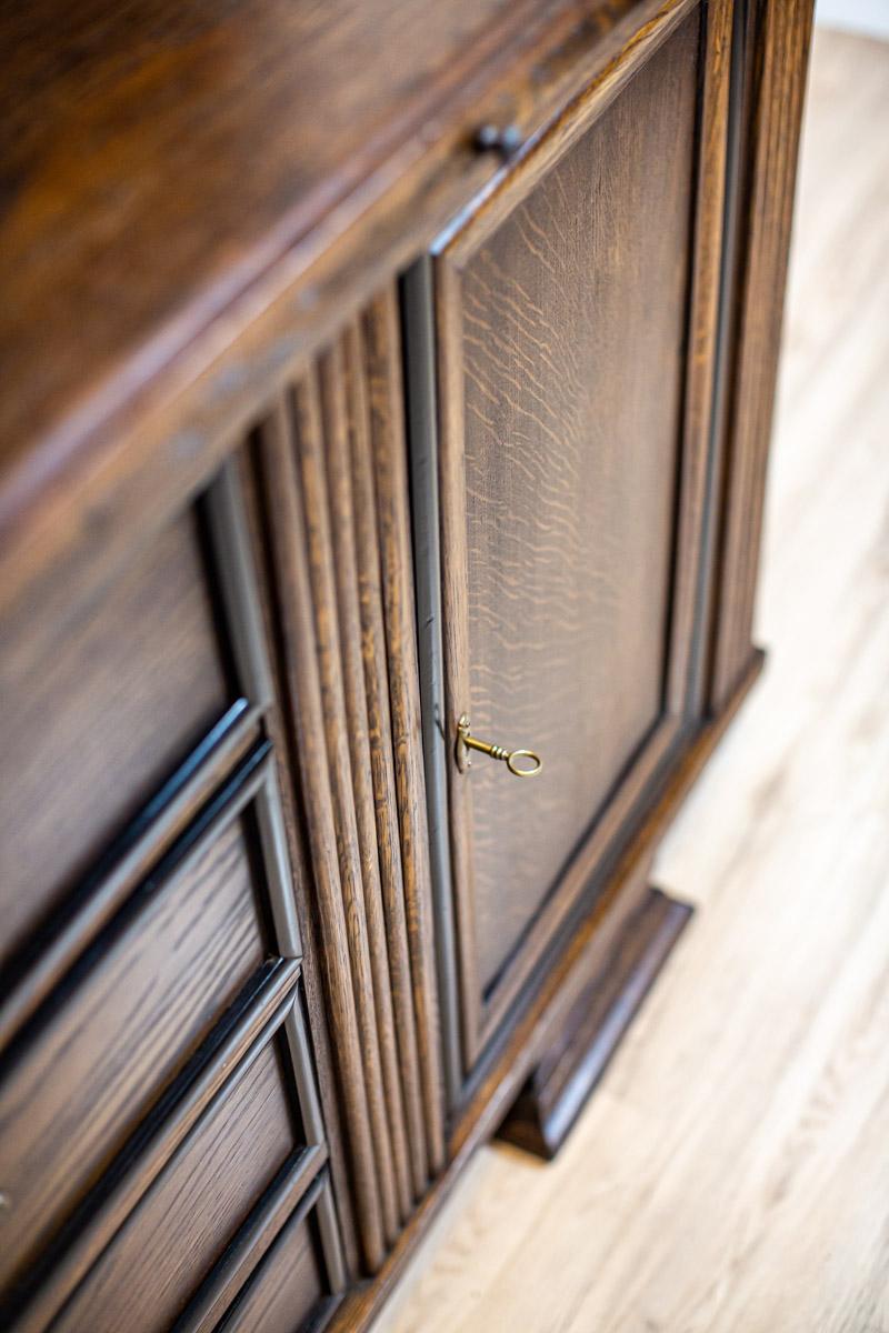 Grand Oak Veener Buffet From the Interwar Period For Sale 8
