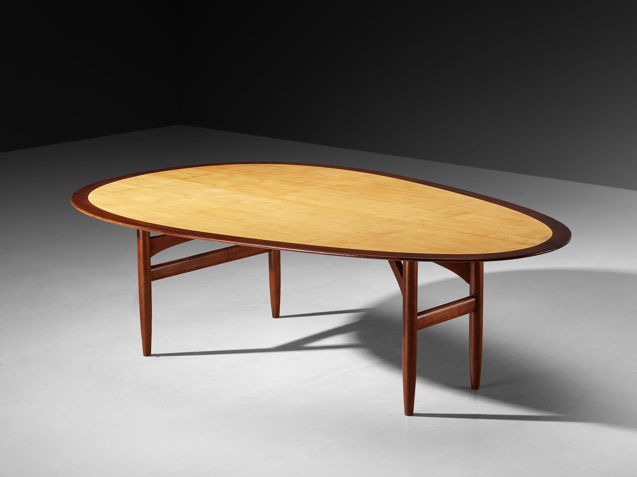 Ebanista, tavolo da pranzo, acero, teak, Danimarca, anni '40

Splendido tavolo da pranzo di forma ovoidale e di dimensioni notevoli. Questo tavolo da pranzo è stato progettato da un produttore di mobili danese, la cui identità purtroppo non è ancora