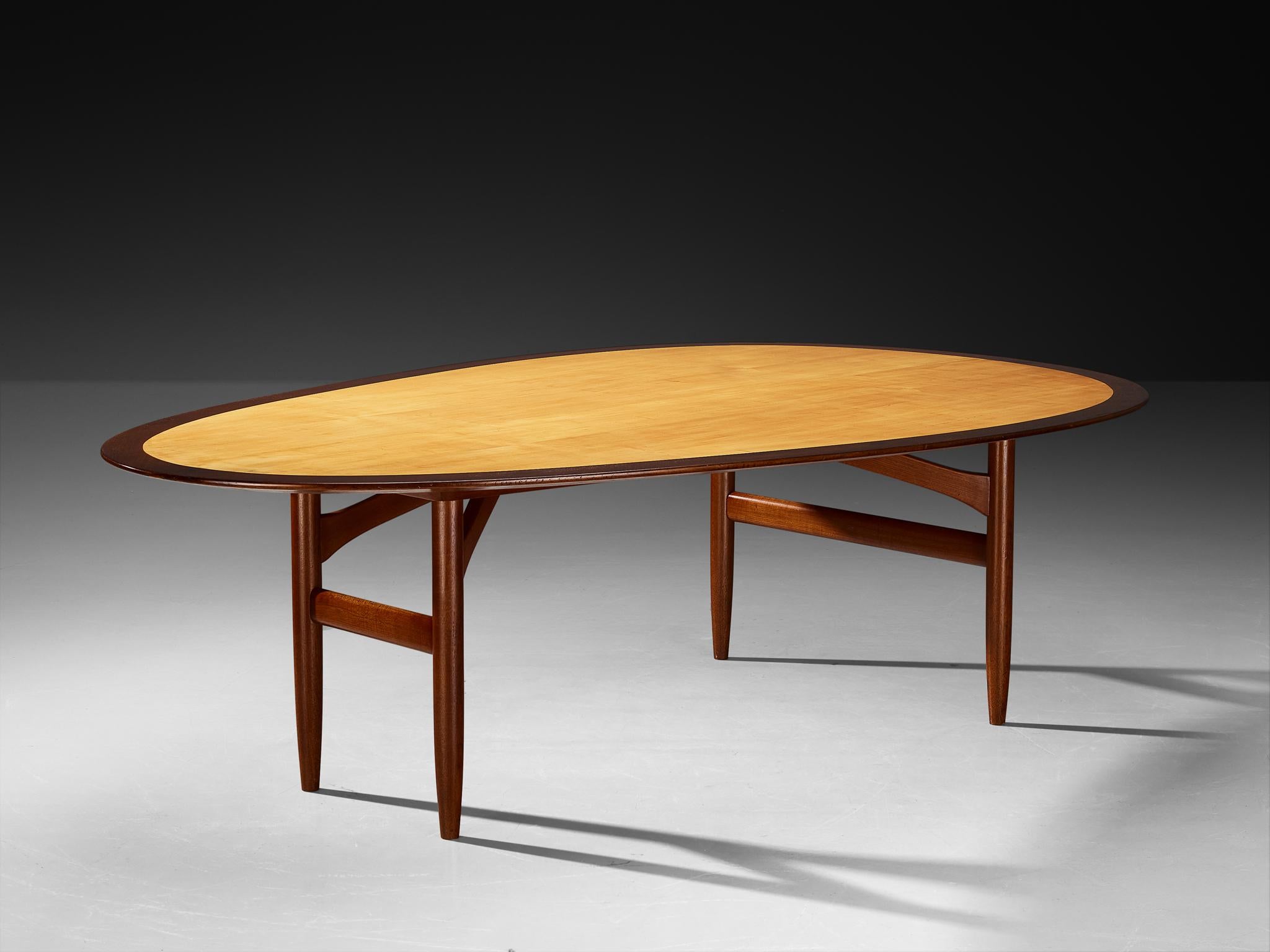 Scandinavo moderno Grande tavolo da pranzo a forma ovoidale di un ebanista danese in teak e acero in vendita