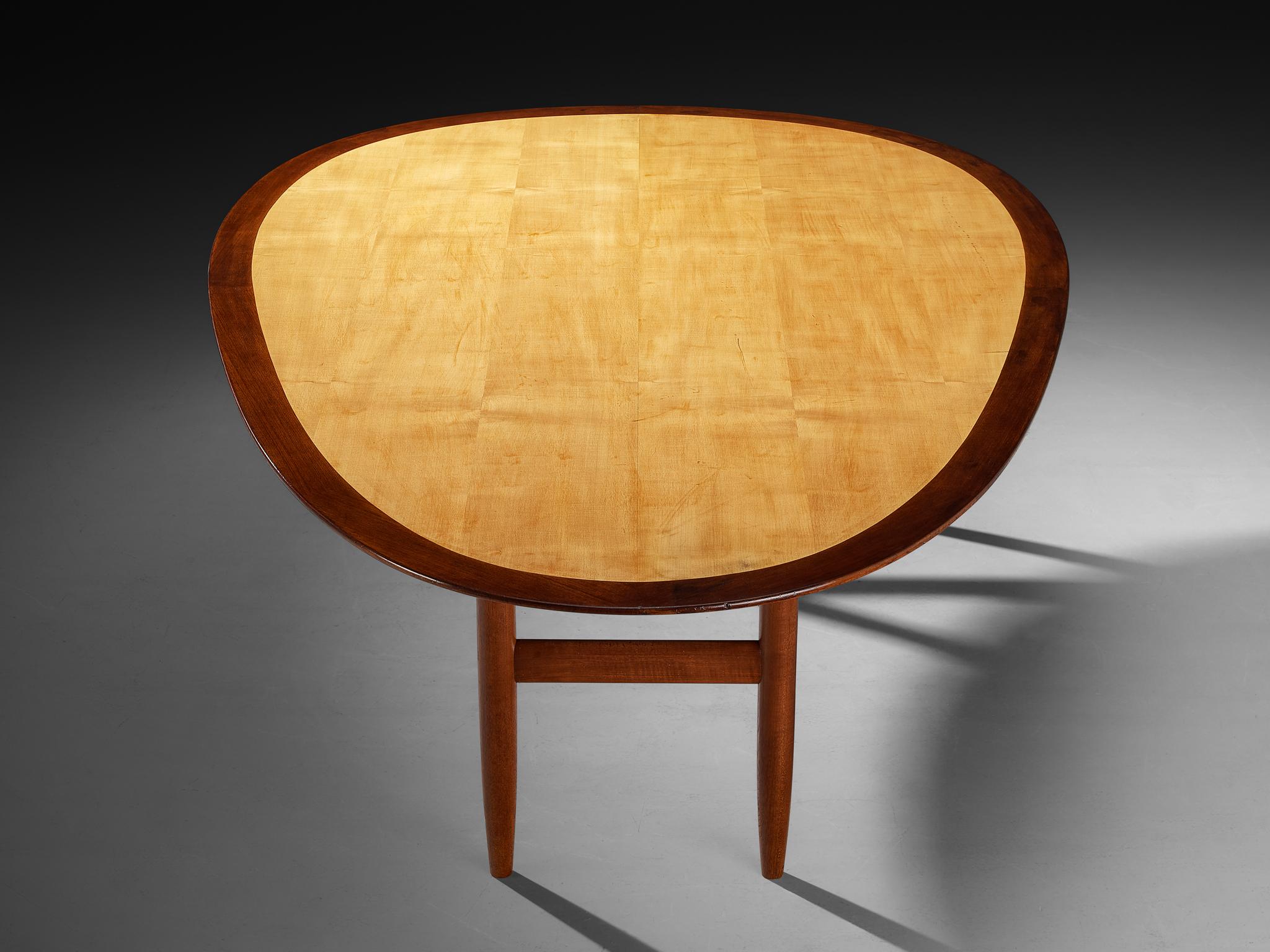 Danese Grande tavolo da pranzo a forma ovoidale di un ebanista danese in teak e acero in vendita