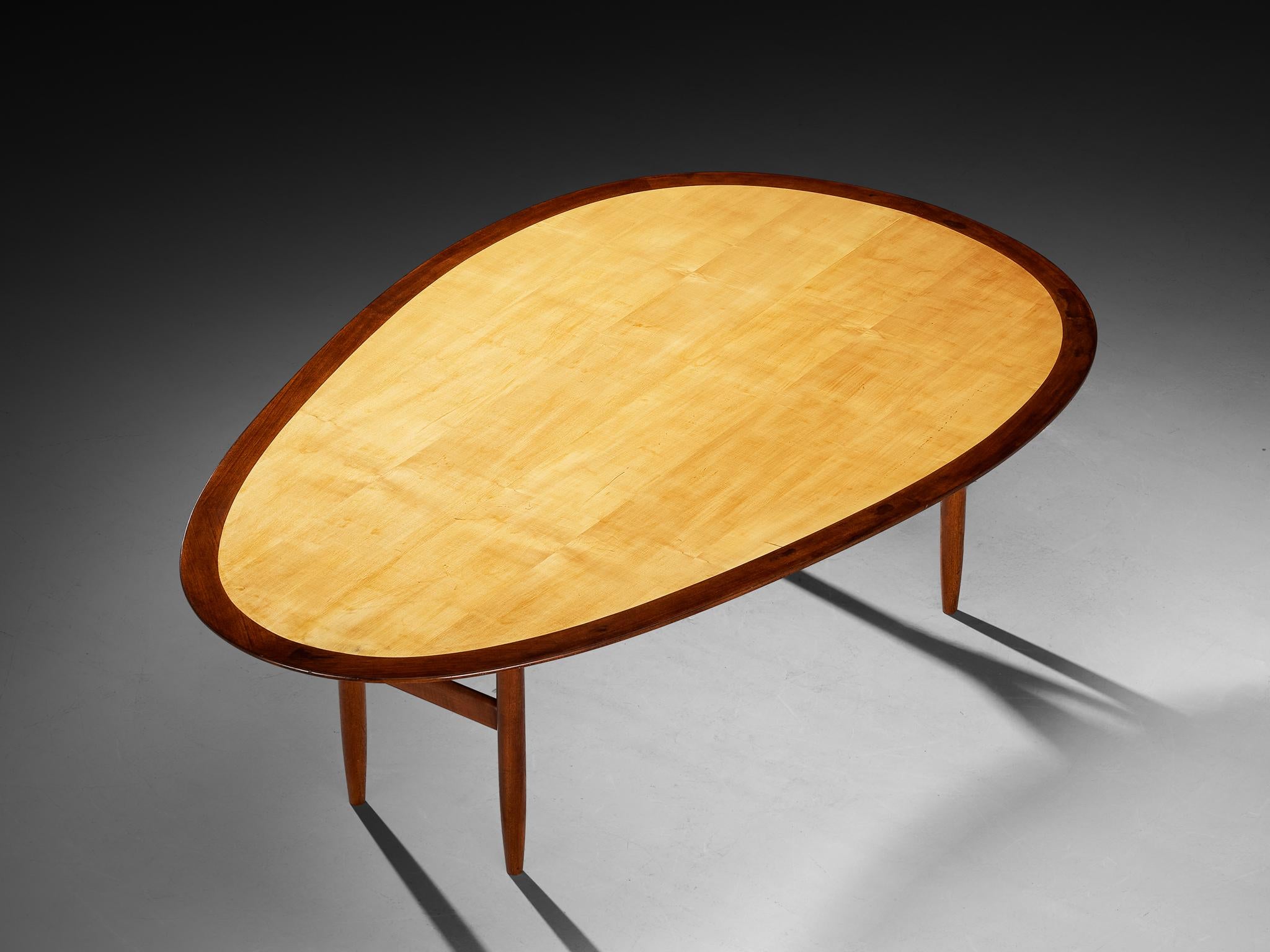 Grande tavolo da pranzo a forma ovoidale di un ebanista danese in teak e acero In condizioni buone in vendita a Waalwijk, NL