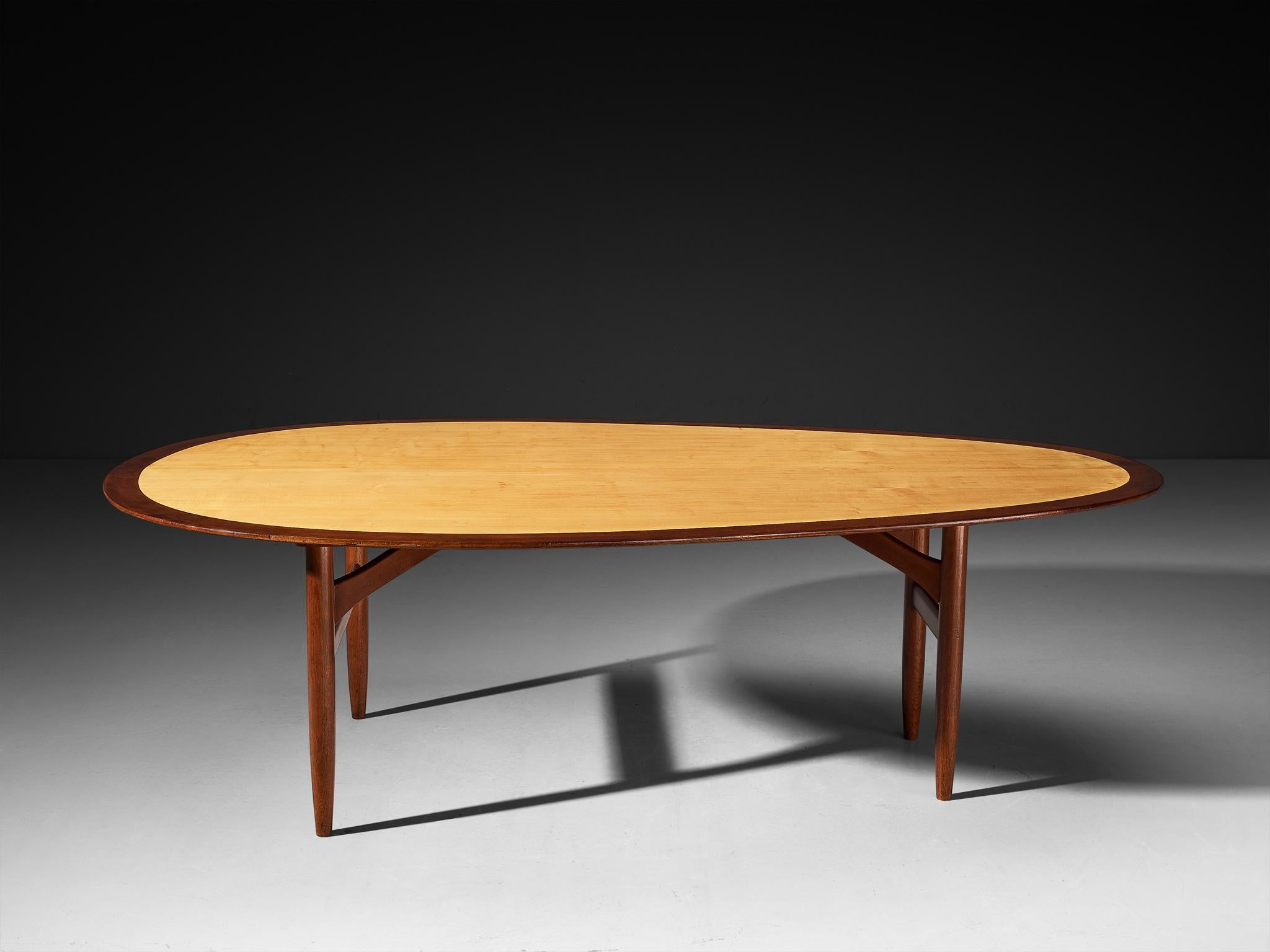 Metà XX secolo Grande tavolo da pranzo a forma ovoidale di un ebanista danese in teak e acero in vendita