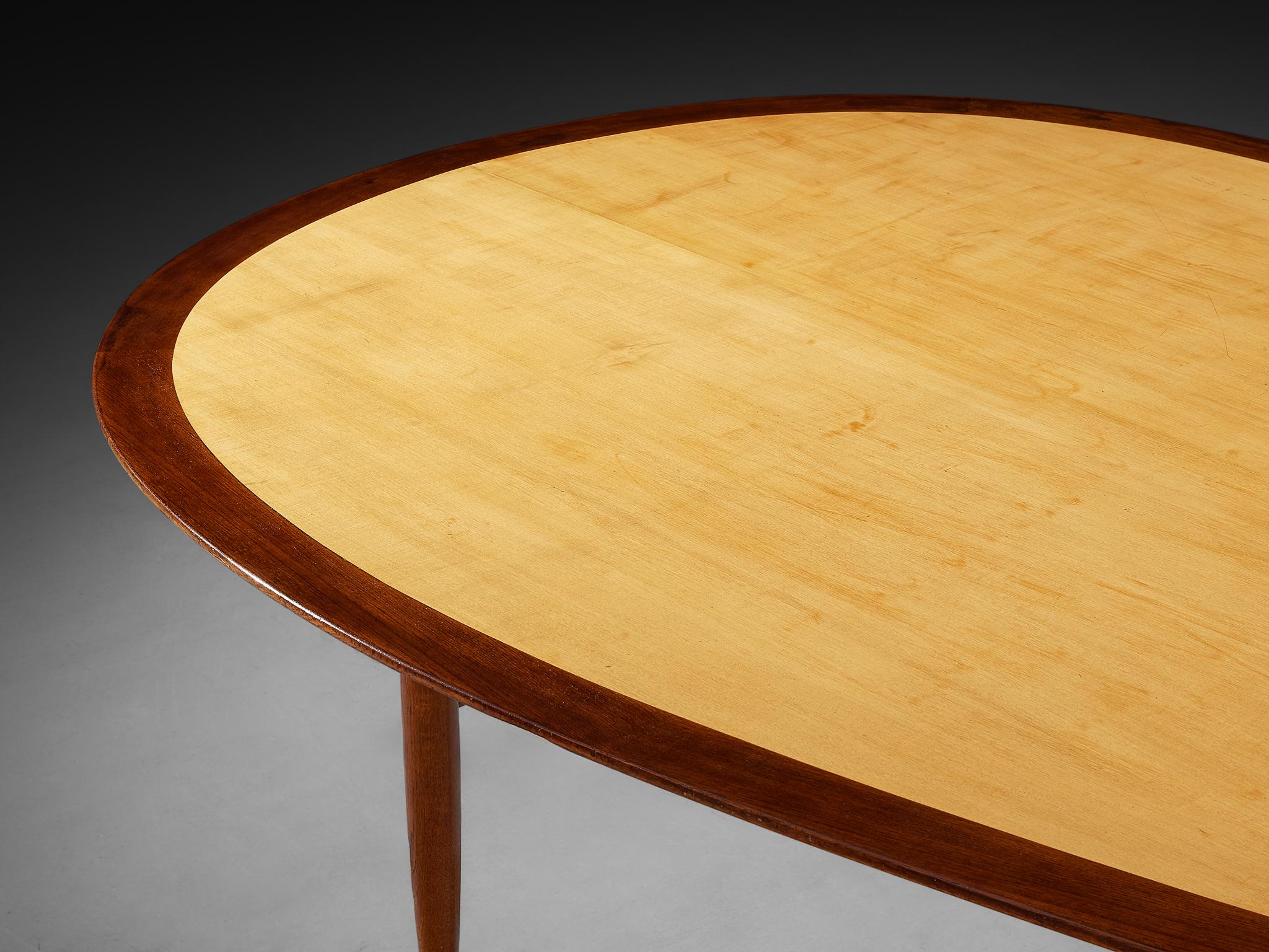 Acero Grande tavolo da pranzo a forma ovoidale di un ebanista danese in teak e acero in vendita