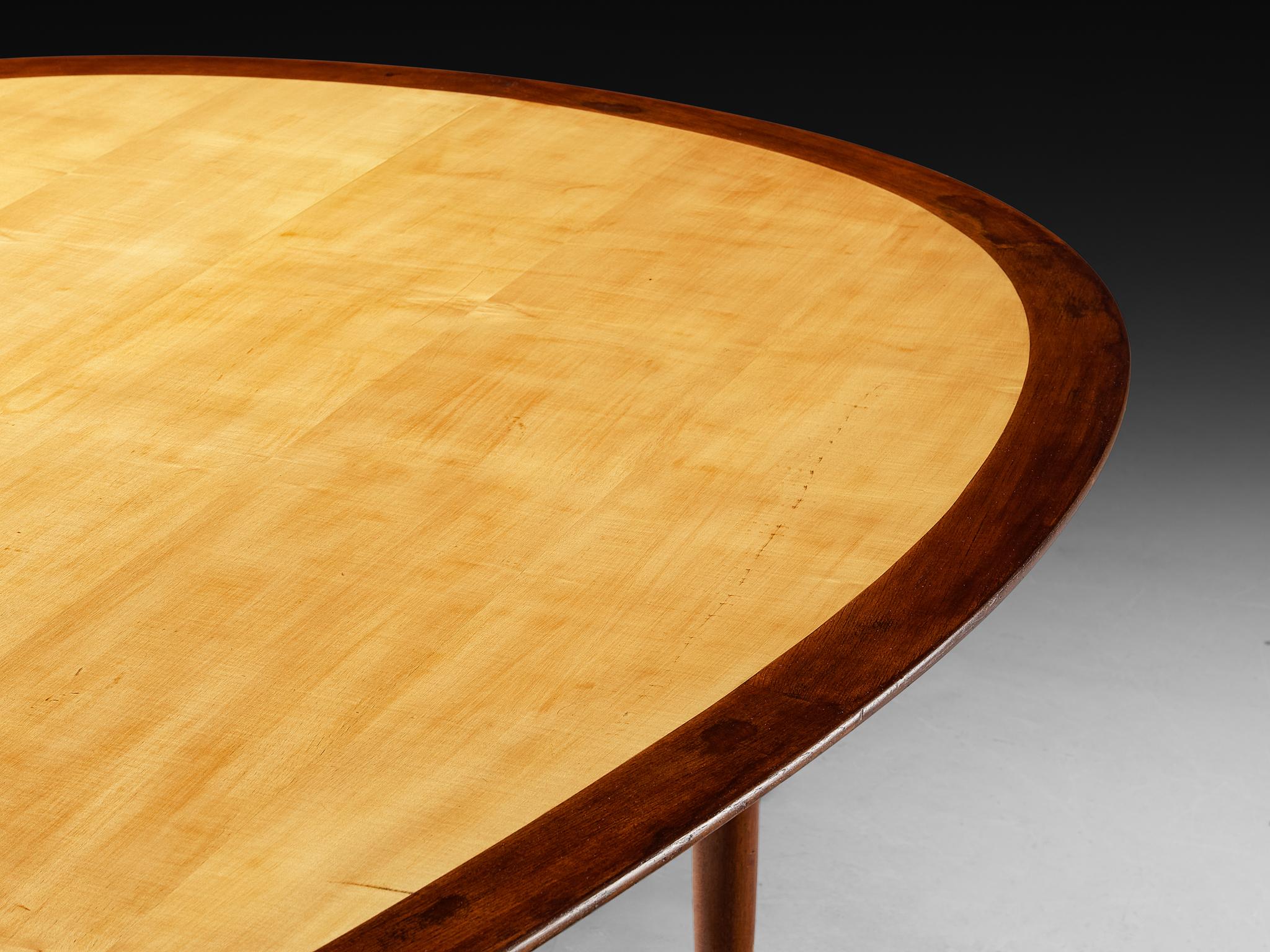 Grande tavolo da pranzo a forma ovoidale di un ebanista danese in teak e acero in vendita 2