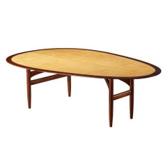 Grande tavolo da pranzo a forma ovoidale di un ebanista danese in teak e acero