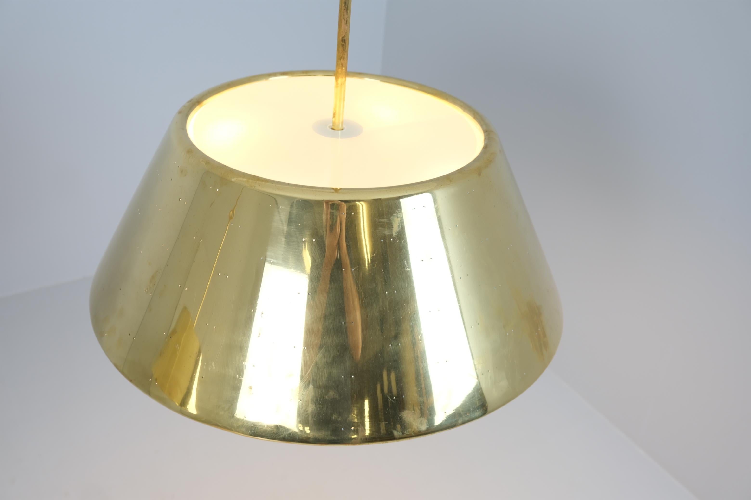 Metà XX secolo Ciondolo a soffitto in ottone traforato Grand Paavo Tynell, Idman 1950s in vendita