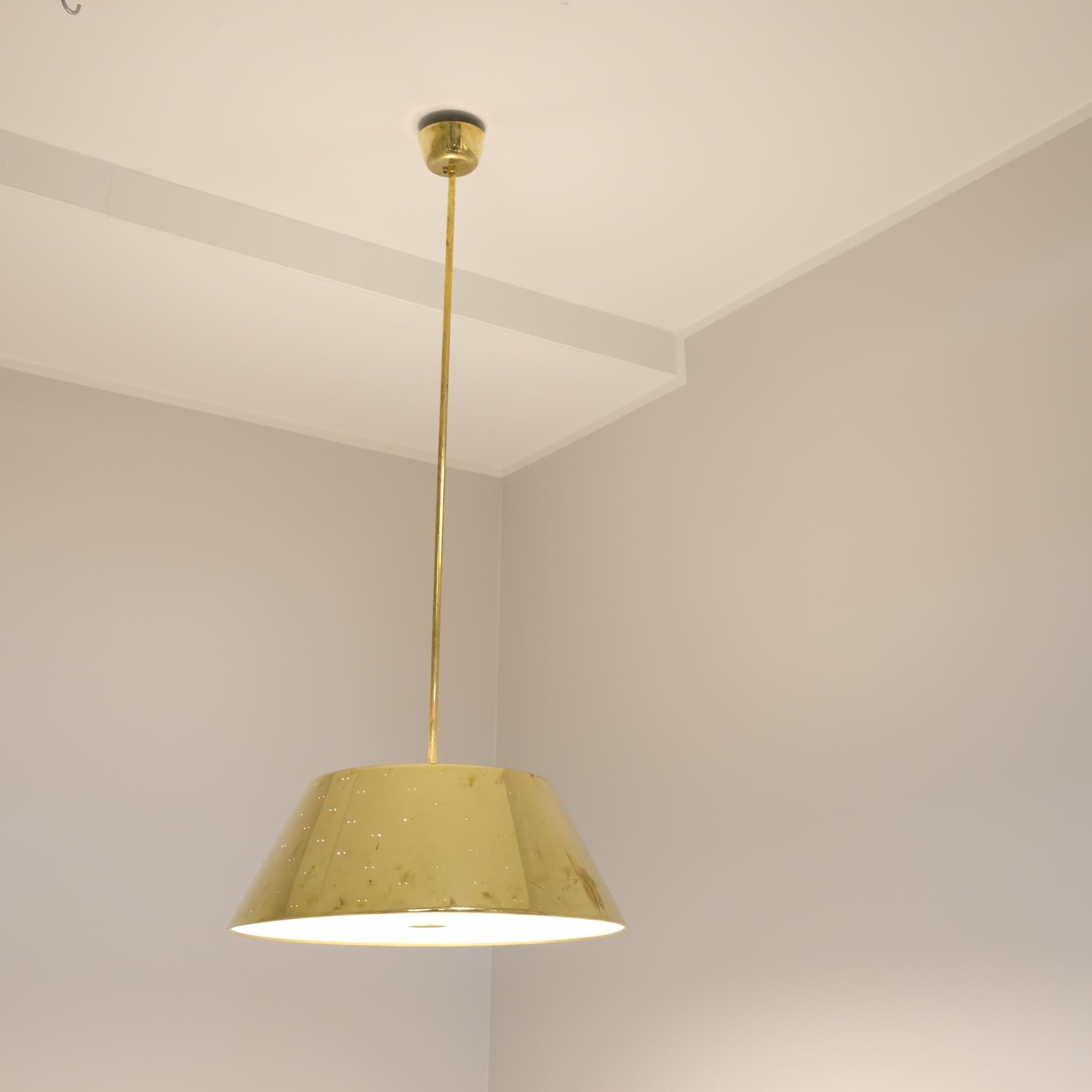Ottone Ciondolo a soffitto in ottone traforato Grand Paavo Tynell, Idman 1950s in vendita