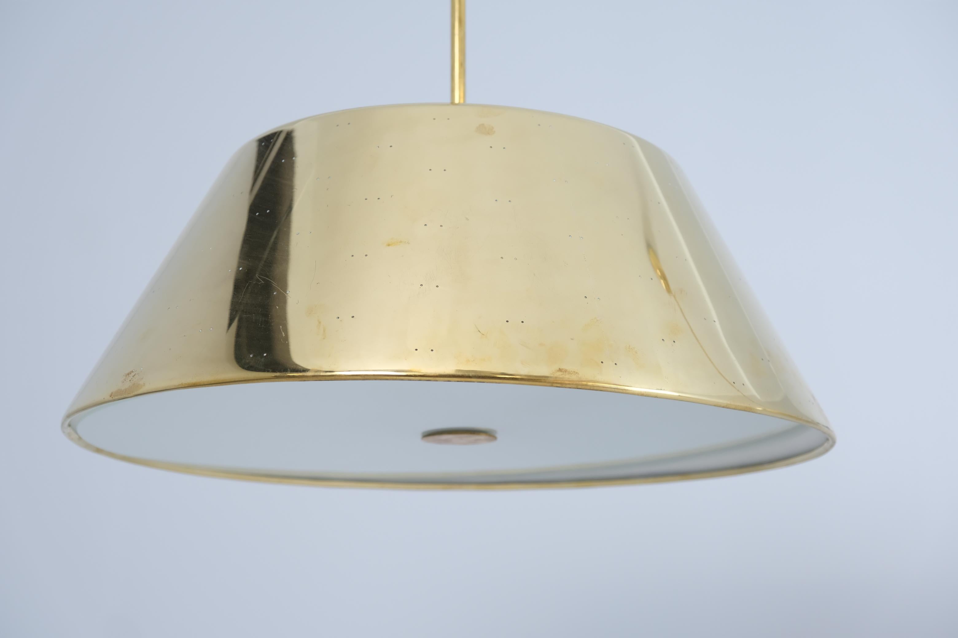 Ciondolo a soffitto in ottone traforato Grand Paavo Tynell, Idman 1950s in vendita 7