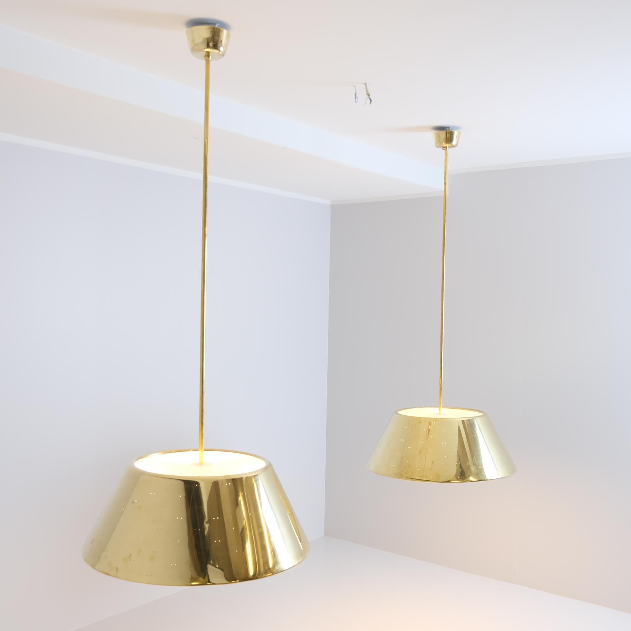 Ciondolo a soffitto in ottone traforato Grand Paavo Tynell, Idman 1950s in vendita 9