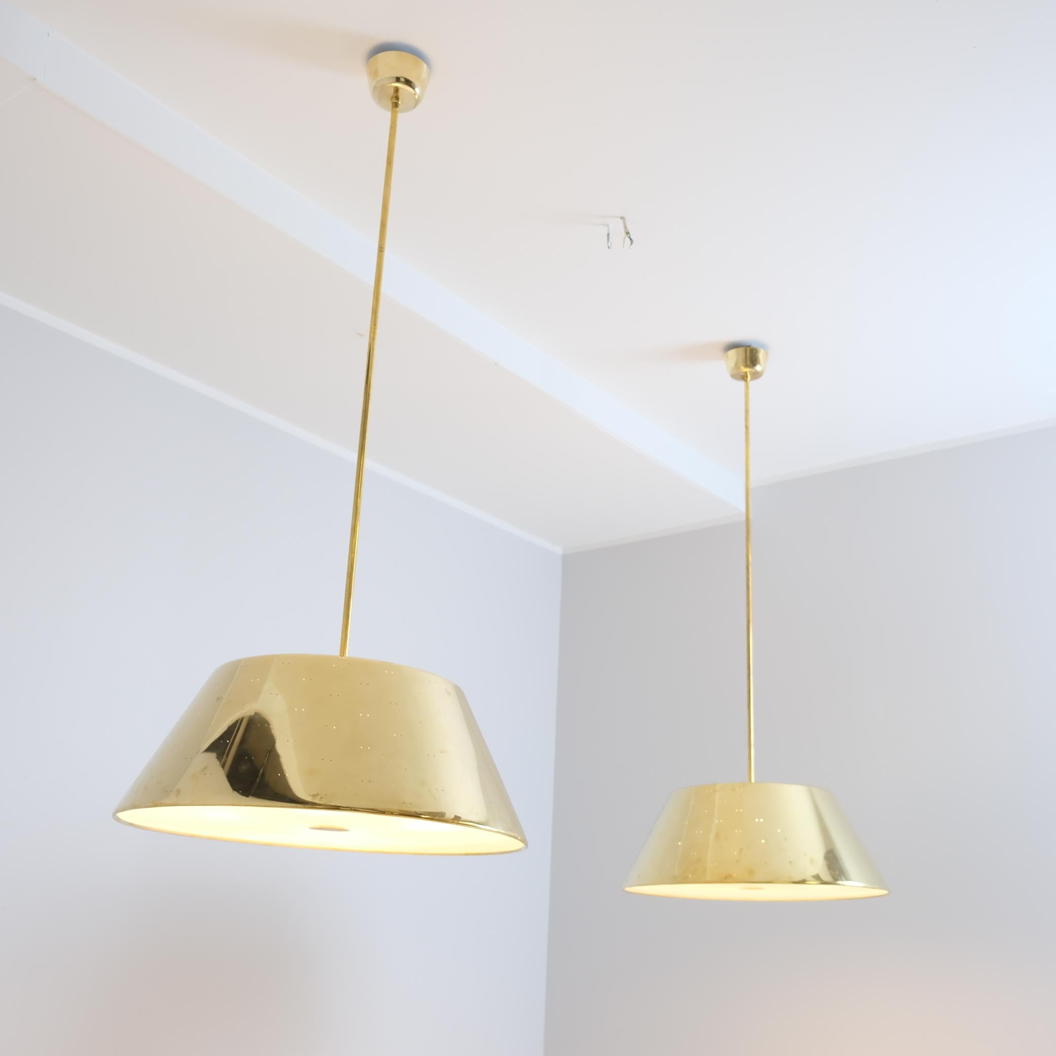 Ciondolo a soffitto in ottone traforato Grand Paavo Tynell, Idman 1950s in vendita 10