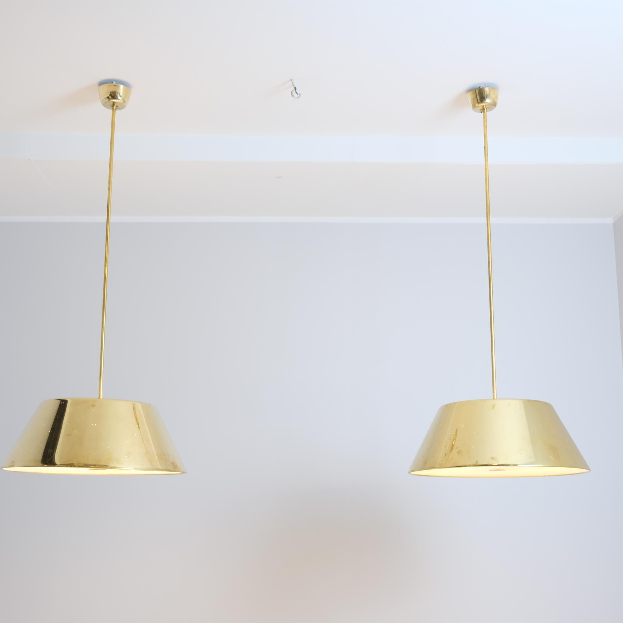 Ciondolo a soffitto in ottone traforato Grand Paavo Tynell, Idman 1950s in vendita 11