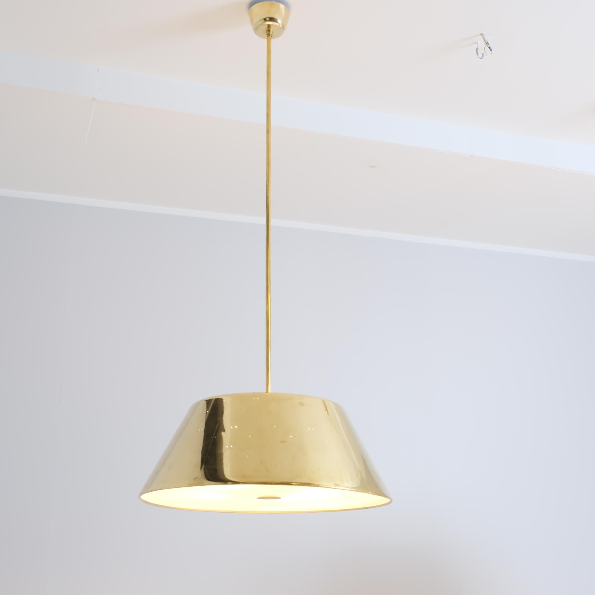 Scandinavo moderno Ciondolo a soffitto in ottone traforato Grand Paavo Tynell, Idman 1950s in vendita