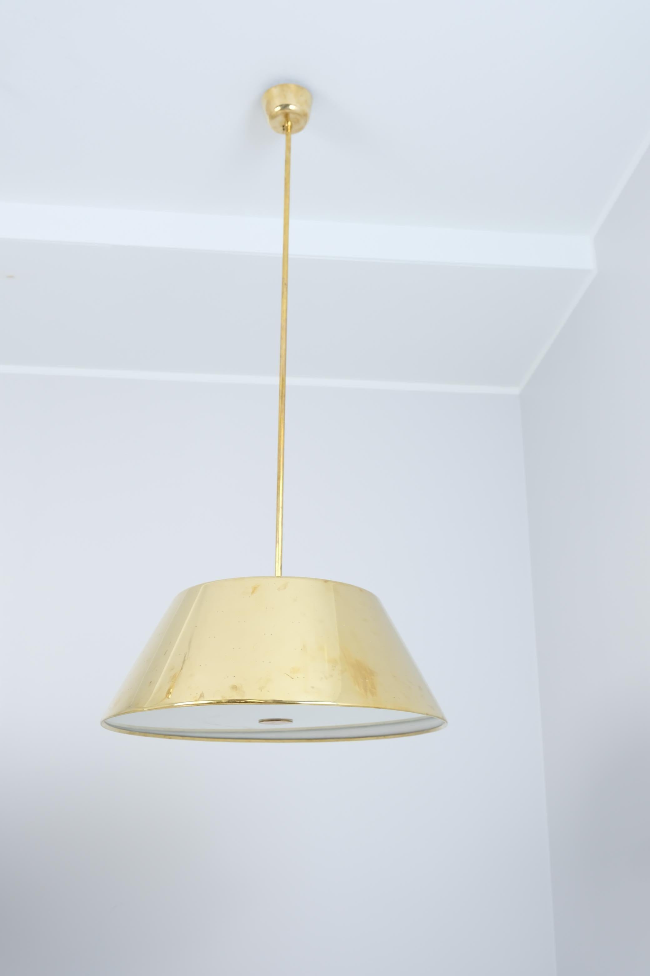 Scandinavo moderno Ciondolo a soffitto in ottone traforato Grand Paavo Tynell, Idman 1950s in vendita