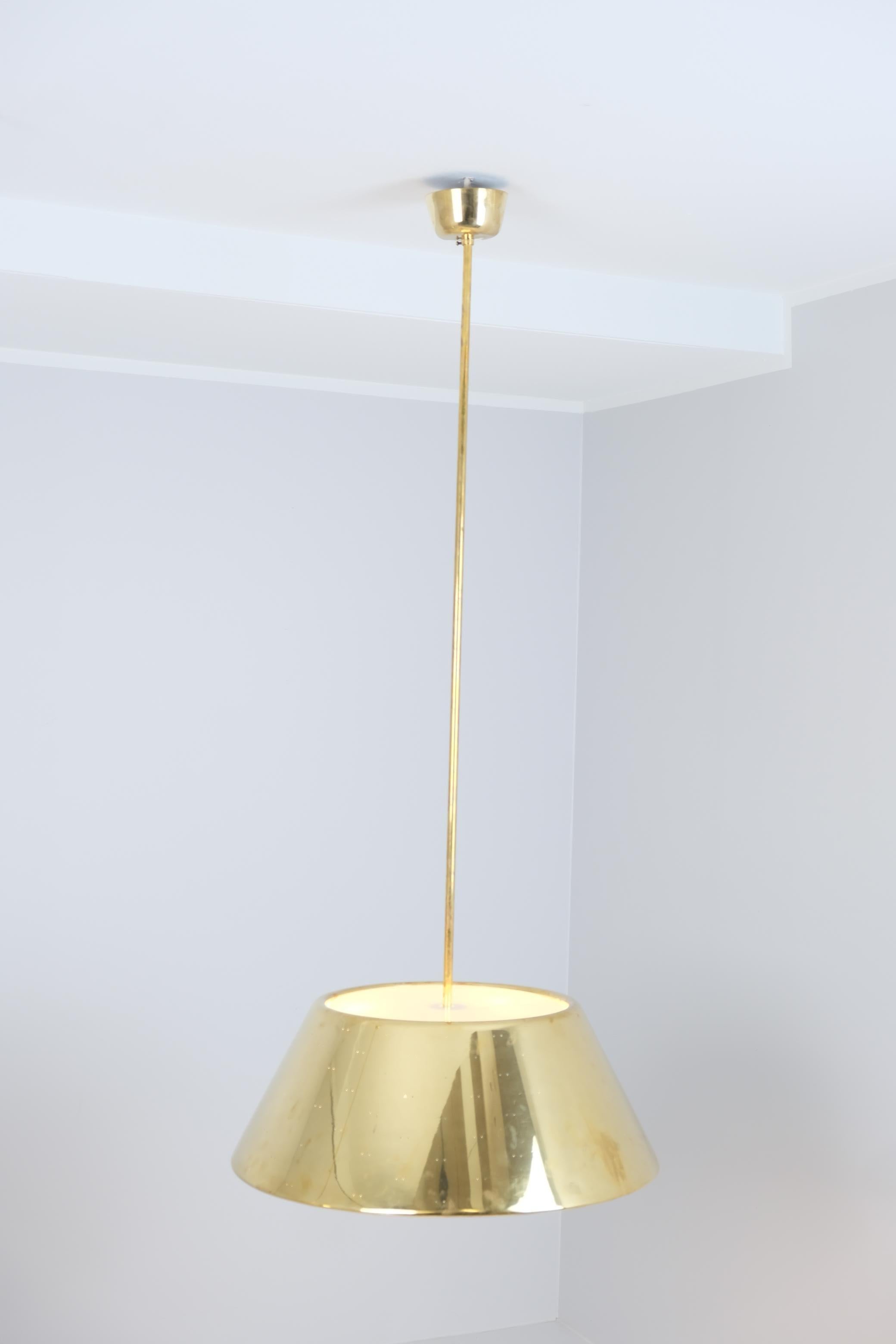 Finlandese Ciondolo a soffitto in ottone traforato Grand Paavo Tynell, Idman 1950s in vendita