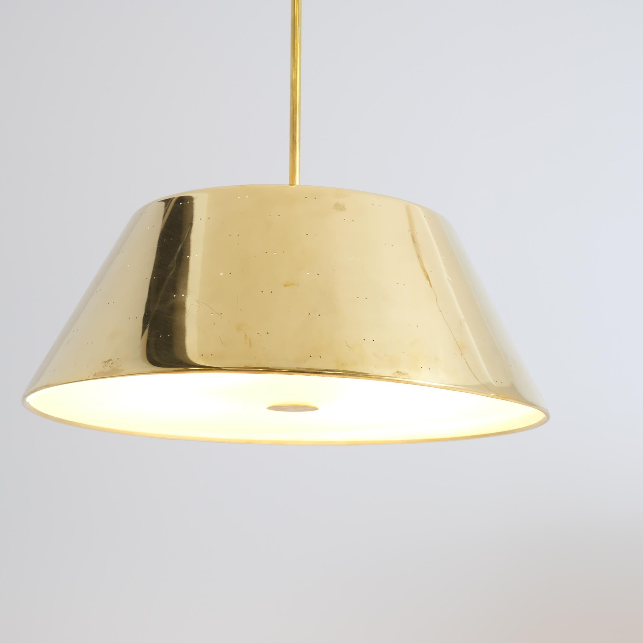 Finlandese Ciondolo a soffitto in ottone traforato Grand Paavo Tynell, Idman 1950s in vendita