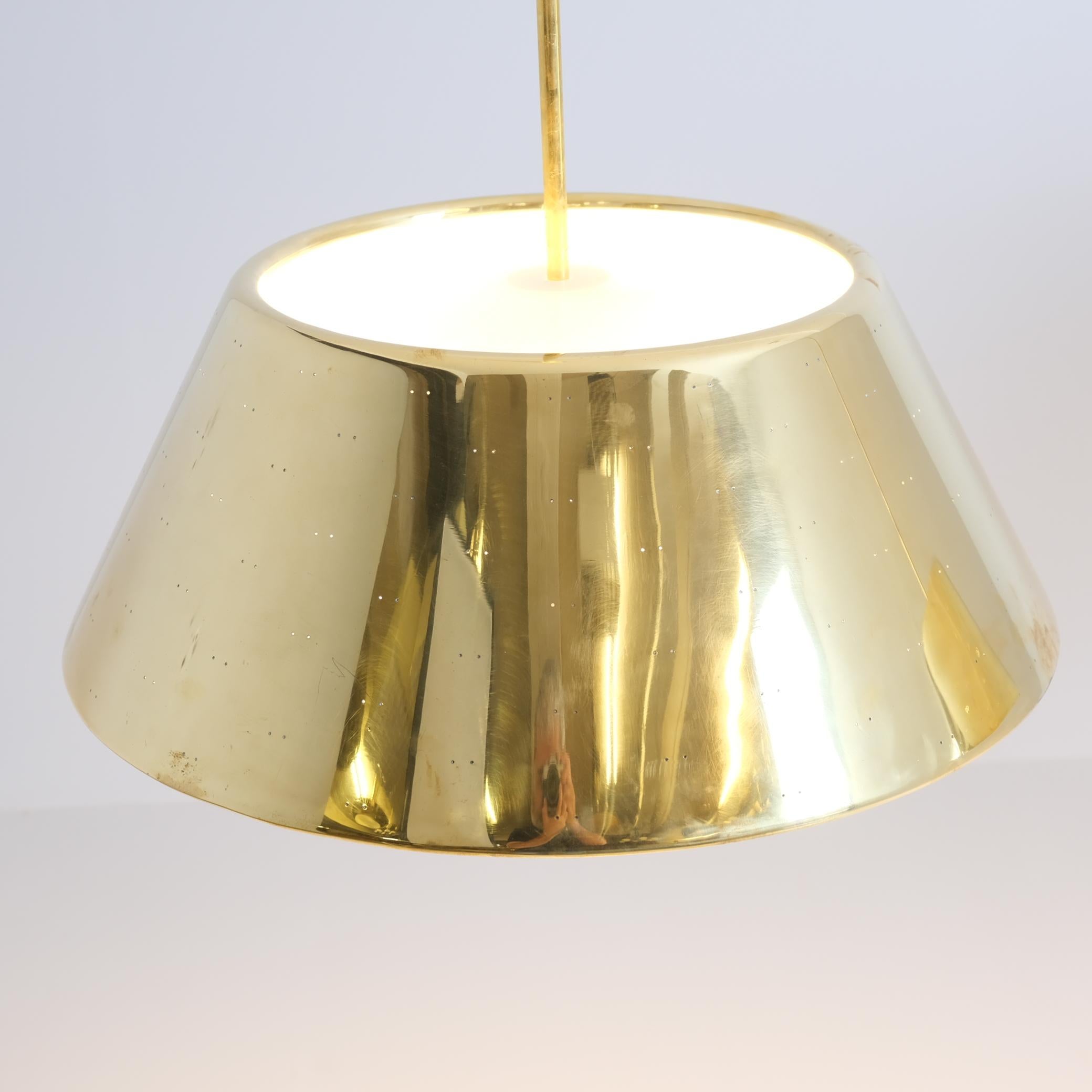 Ciondolo a soffitto in ottone traforato Grand Paavo Tynell, Idman 1950s In condizioni buone in vendita a Helsinki, FI
