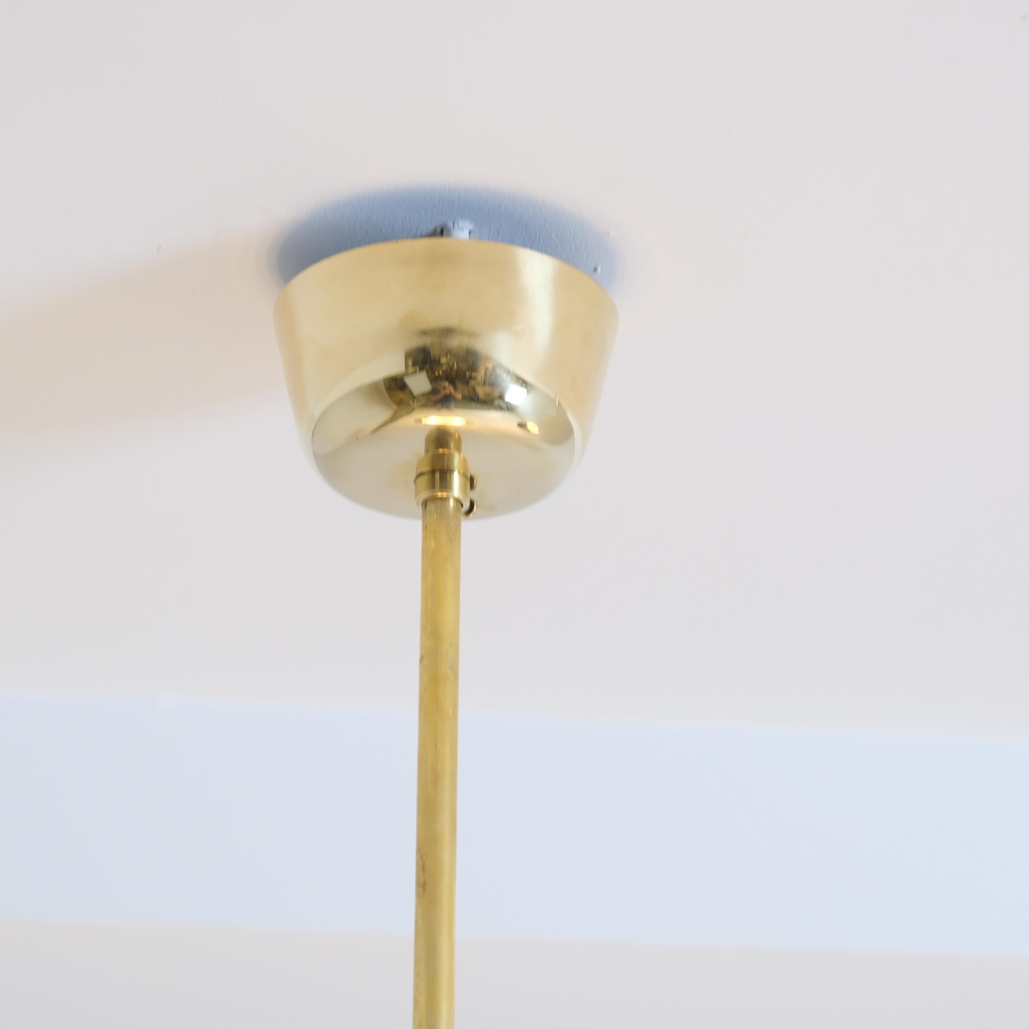Metà XX secolo Ciondolo a soffitto in ottone traforato Grand Paavo Tynell, Idman 1950s in vendita